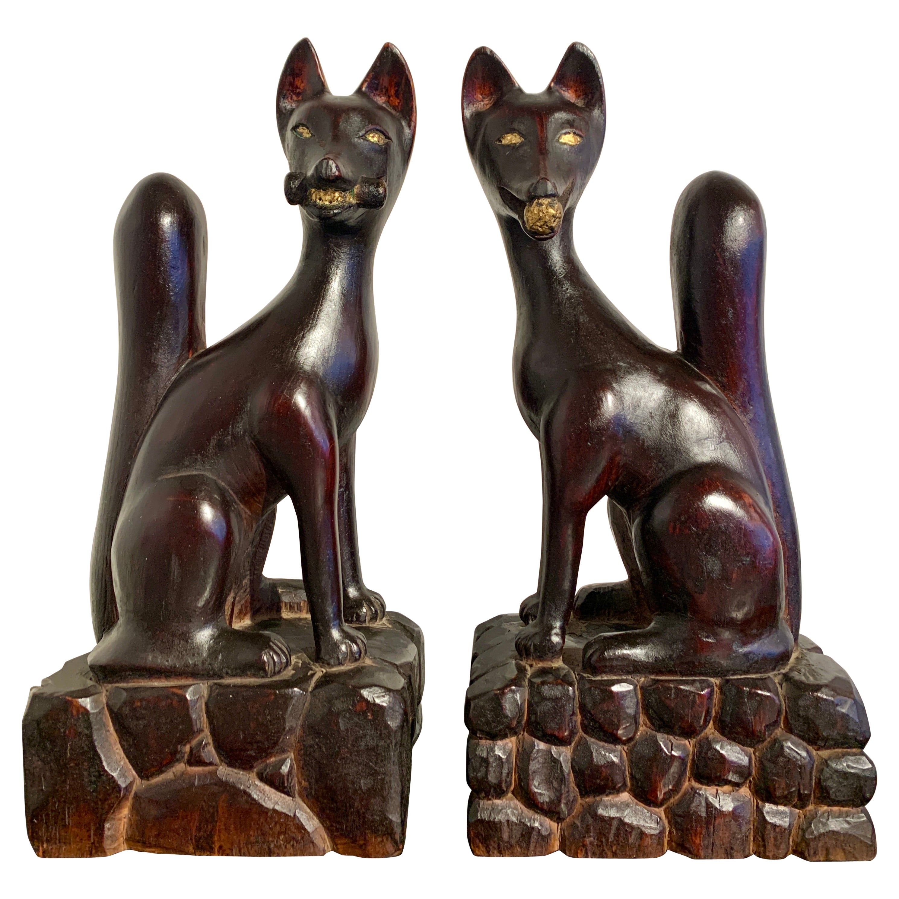 Paire de renards Inari japonais sculptés et laqués, époque Showa, datés de 1951, Japon en vente