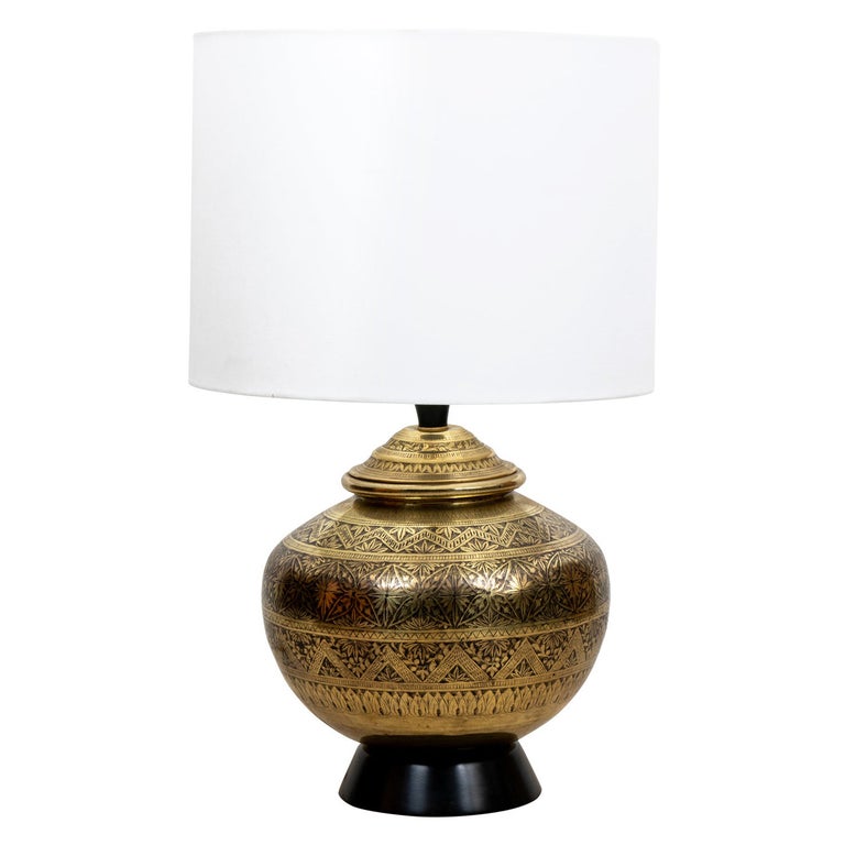 Indische Lampe in Urnenform aus geätztem Messing, Vintage im Angebot bei  1stDibs