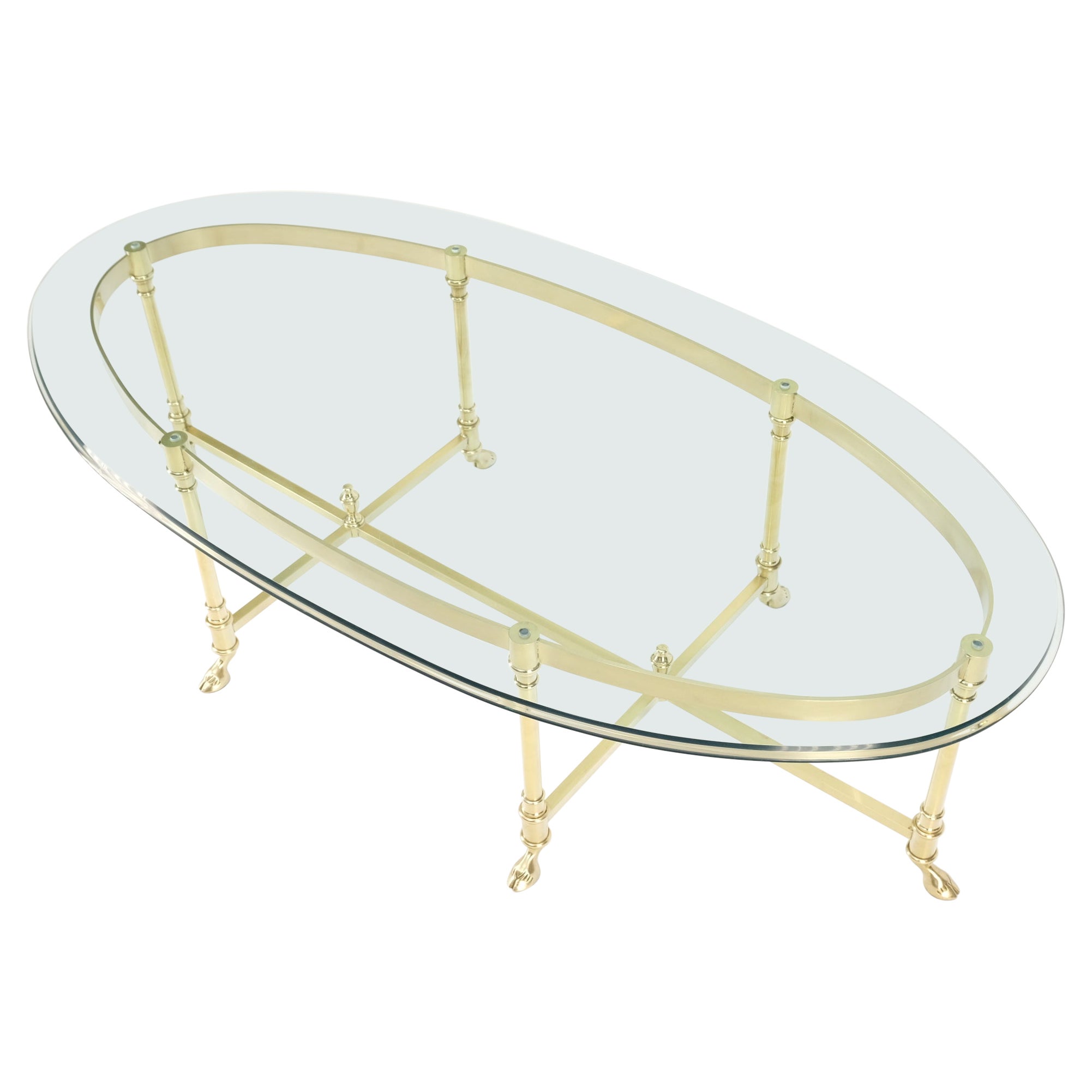 Grande table basse italienne ovale en laiton massif avec pieds en forme de sabot et plateau en verre