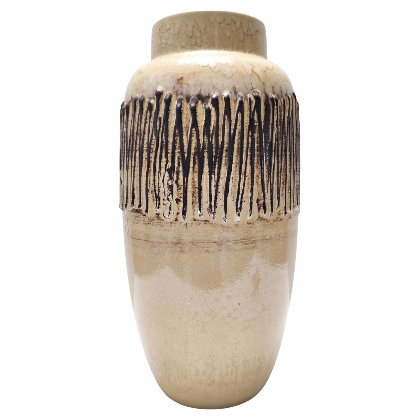 Postmoderne handgefertigte Vase aus glasierter Keramik in Beige und Schwarz, Deutschland im Angebot