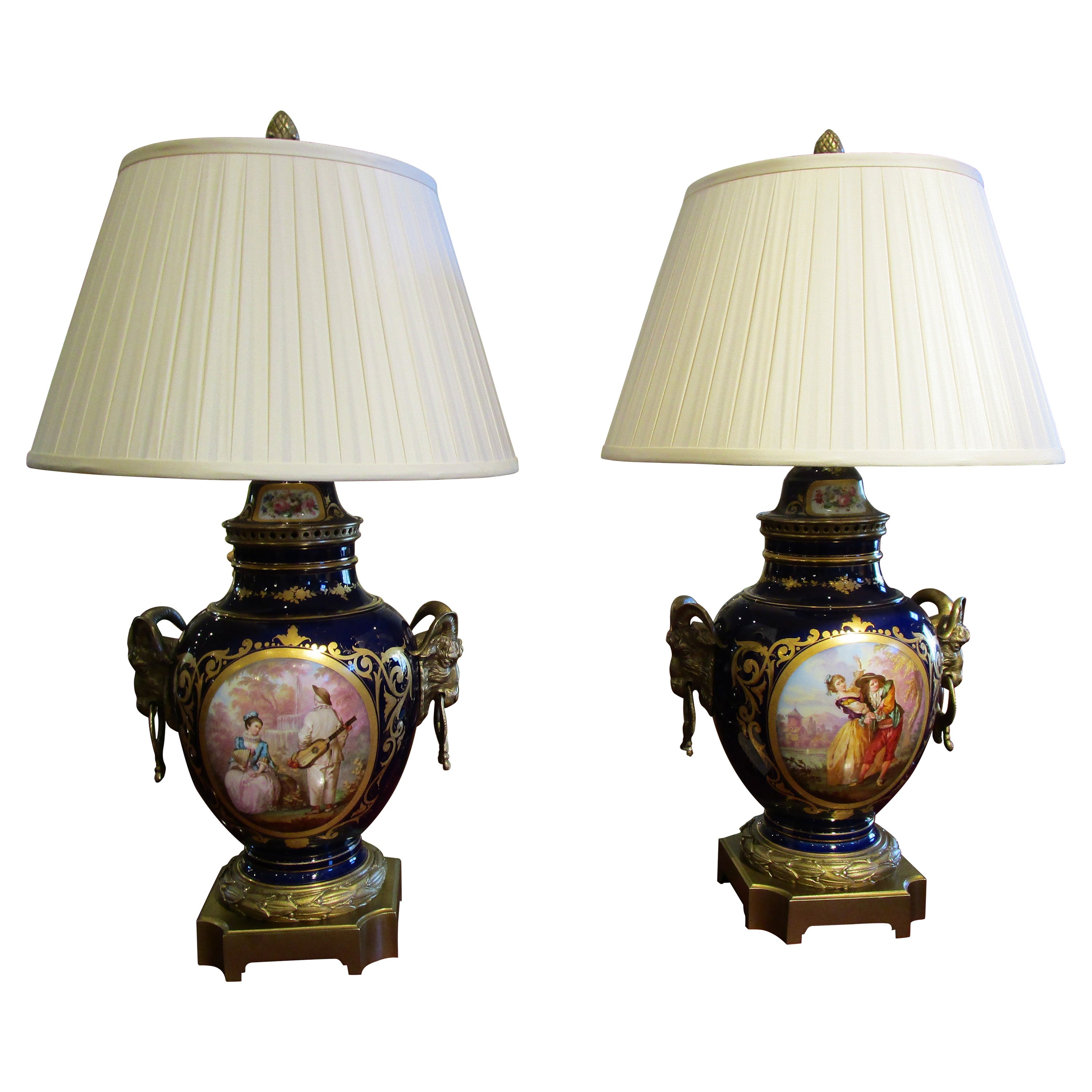 Paire de lampes françaises du 19ème siècle en porcelaine bleu cobalt de Sevre et bronze doré