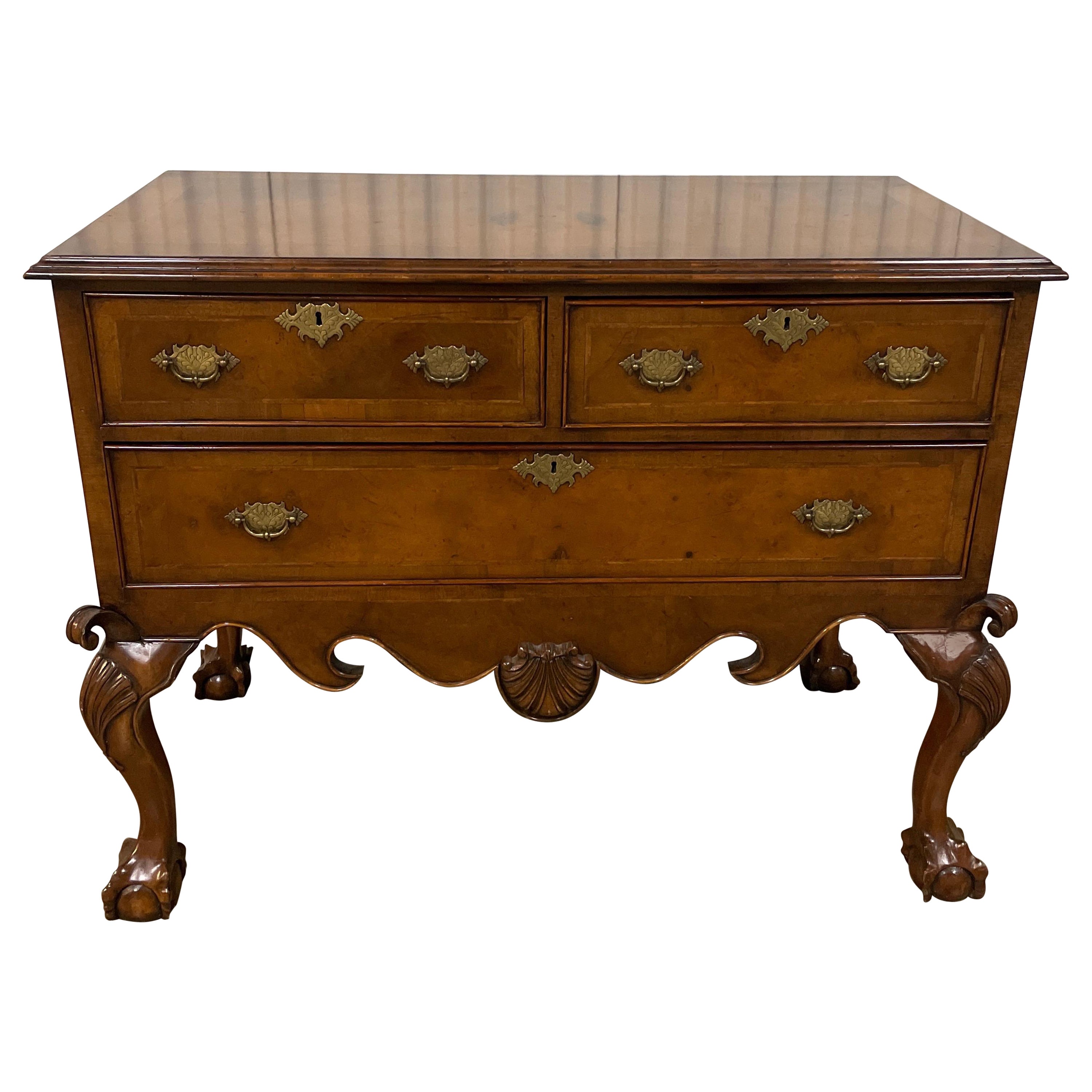 Antique commode Chippendale à trois tiroirs en vente