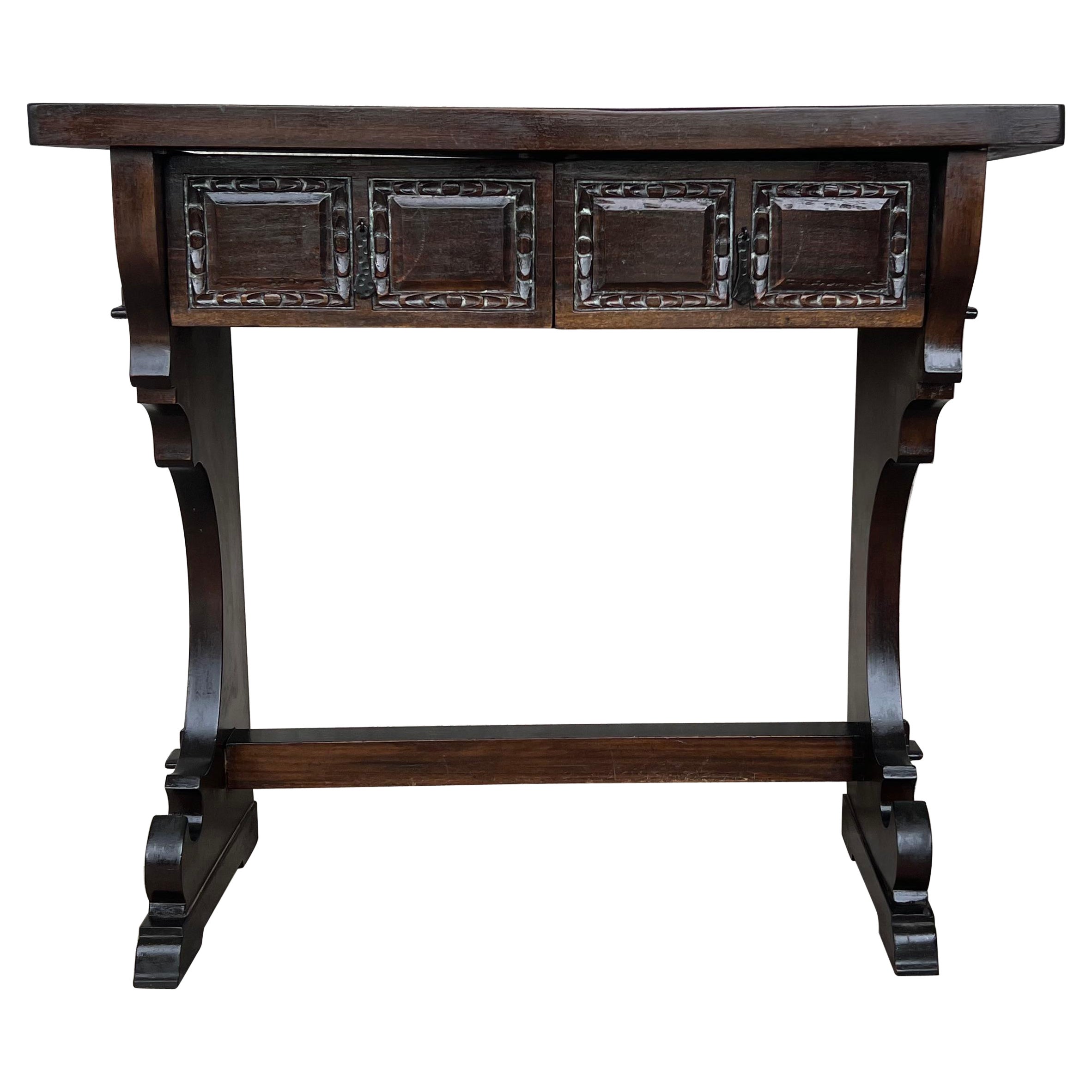 Table console coloniale espagnole étroite avec deux tiroirs et quincaillerie en fer