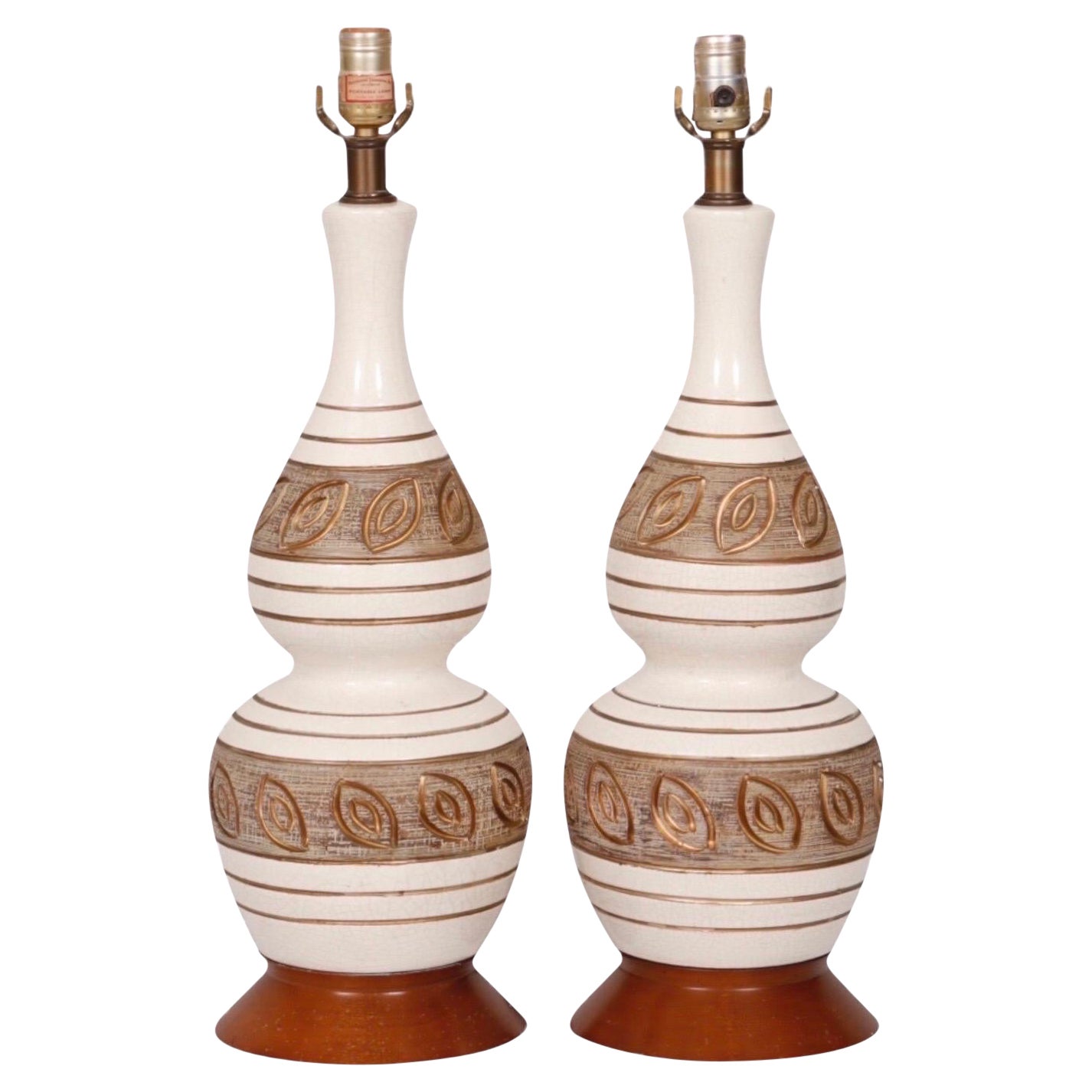 Paire de lampes de table en céramique blanche et or du milieu du siècle dernier en vente