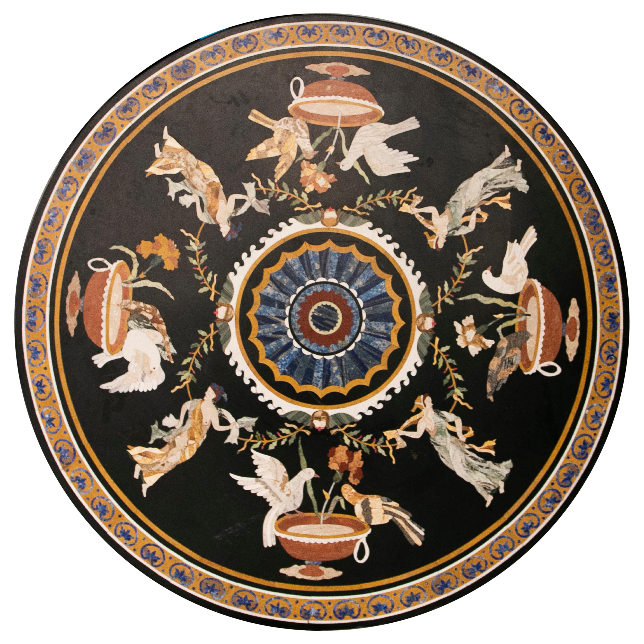 Table circulaire en marbre incrustée de pierres dures représentant des scènes grecques