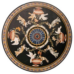 Table circulaire en marbre incrustée de pierres dures représentant des scènes grecques