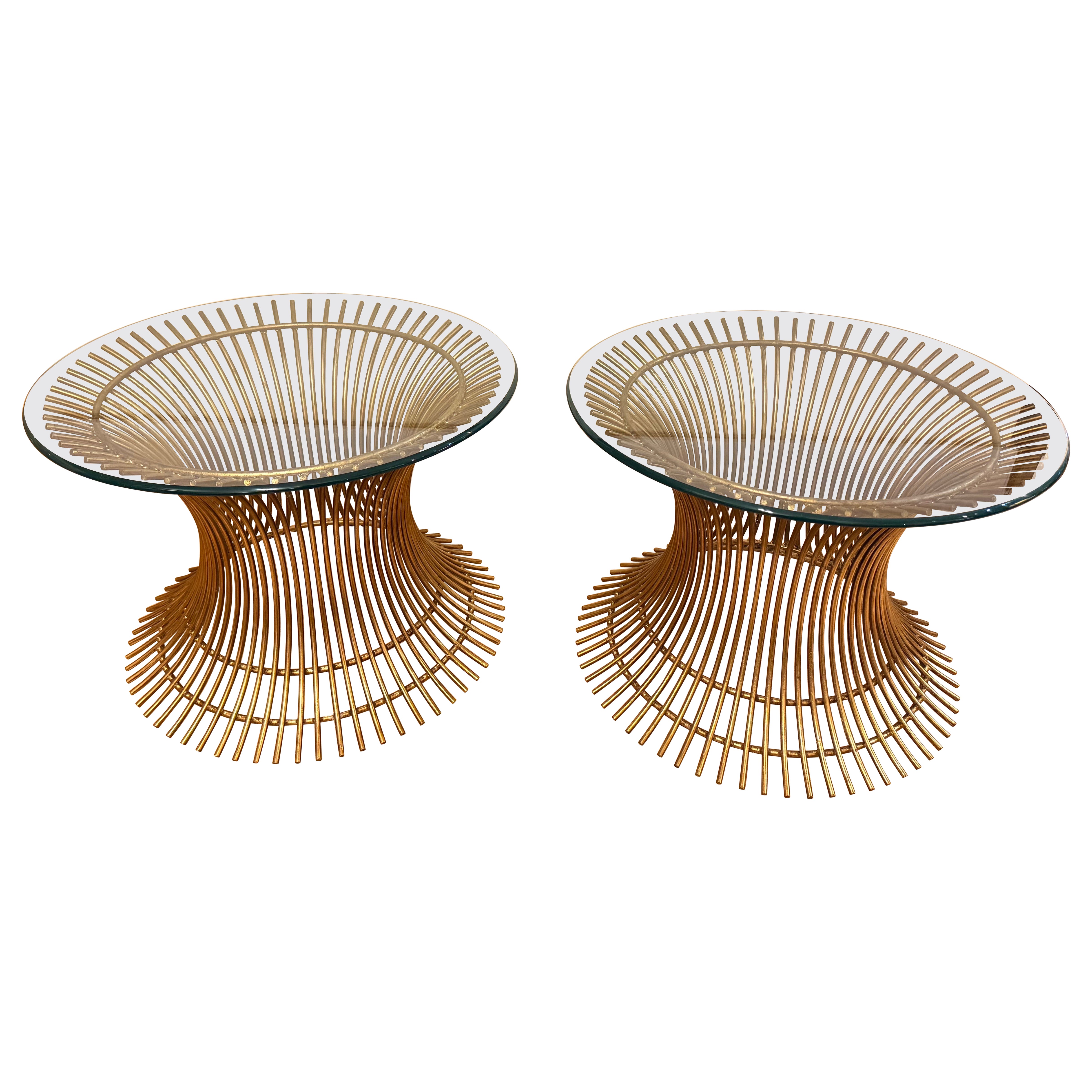 Ein Paar Beistelltische aus vergoldetem Stahl im Warren Platner-Stil im Angebot