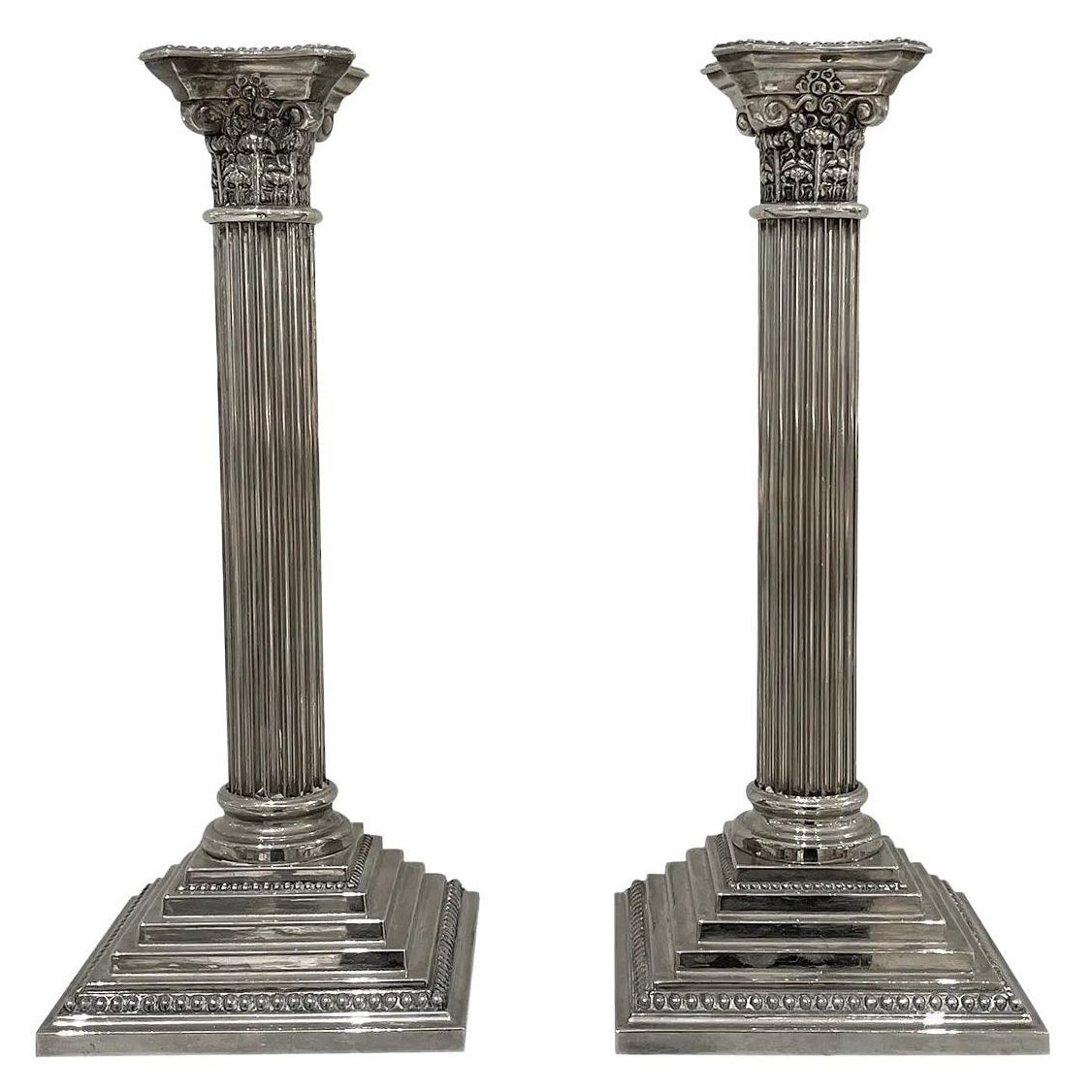 Pareja americana del siglo XX de candelabros de metal plateado de Godinger en venta