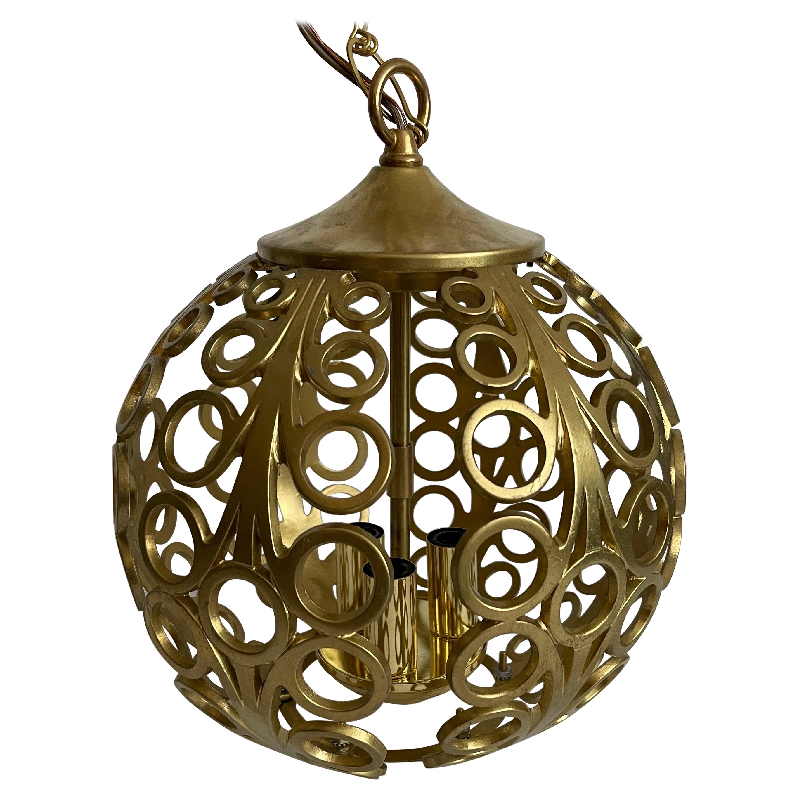 Kleine geometrische Pendelleuchte aus goldenem Metall mit Lochmuster aus der Mitte des Jahrhunderts