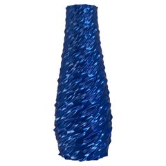 Vase-sculpture durable contemporain bleu en peau de dragon