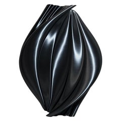 Zeitgenössische zeitgenössische nachhaltige Vase-Skulptur „Black Damocle“