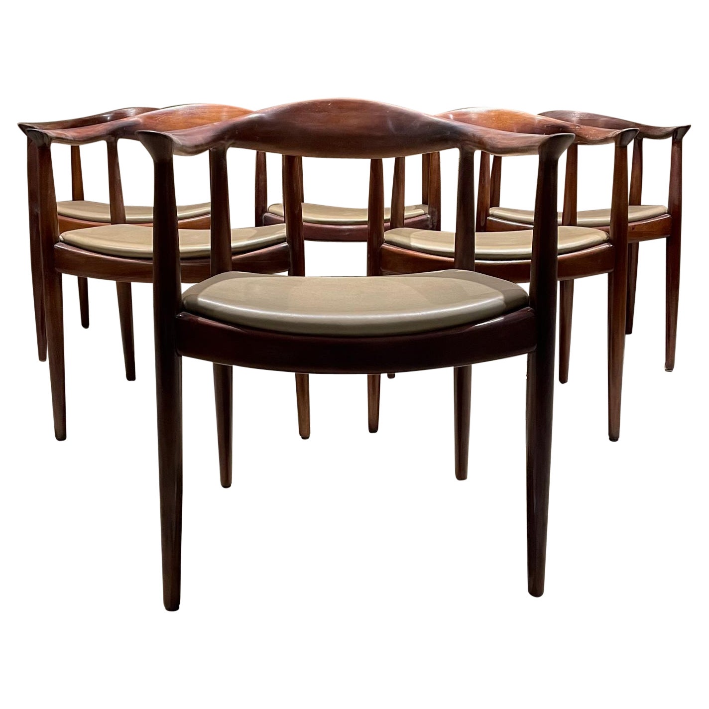 Ensemble de six chaises de salle à manger rondes en teck et cuir crème de style Hans Wegner des années 1960 