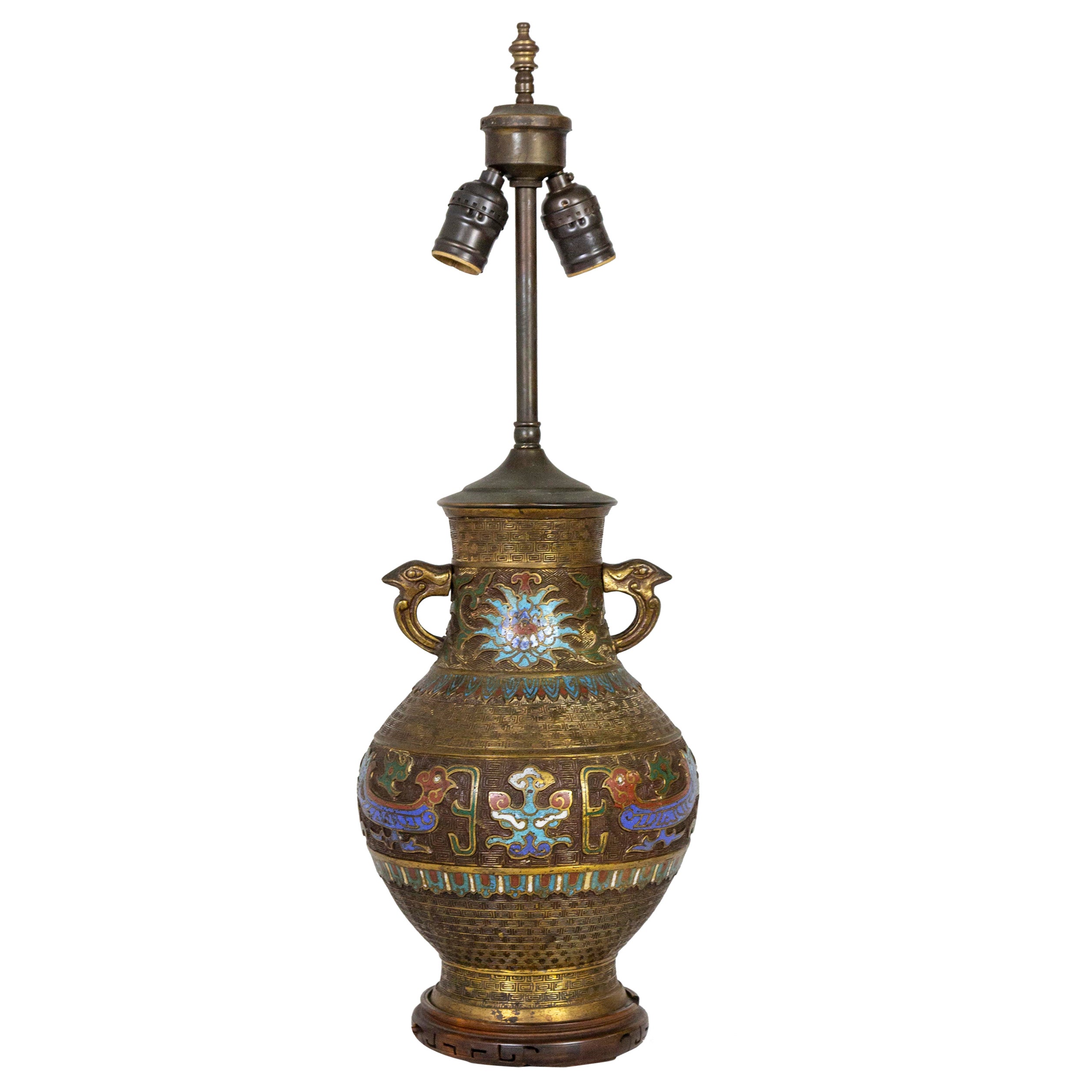 Vase urne asiatique en bronze gravé et émail champlevé en forme de lampe en vente