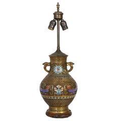 Vase urne asiatique en bronze gravé et émail champlevé en forme de lampe