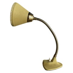 Gelbe schwedische Metall-Schreibtischlampe des 20. Jahrhunderts, kleine Vintage-Leuchte von EWÅ, Värnamo