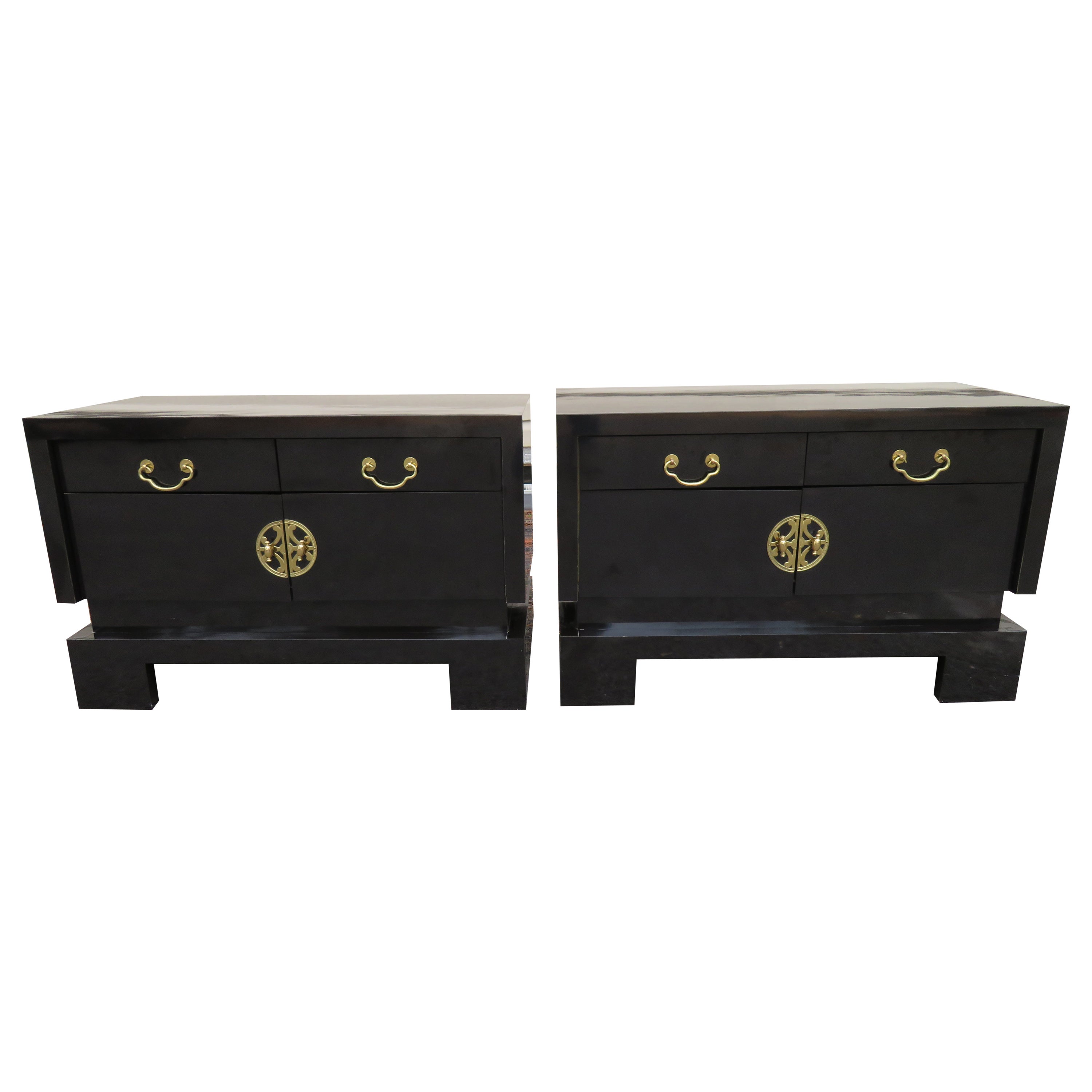 Magnifique paire de tables de nuit de style chinoiserie noires et brillantes, mi-siècle moderne en vente