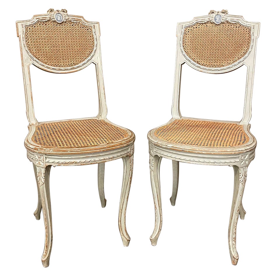 Paire de chaises de salon françaises peintes Louis XVI du 19ème siècle