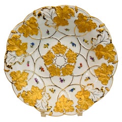 Assiette de présentation Meissen peinte avec des feuilles d'acanthe dorées et des fleurs multicolores