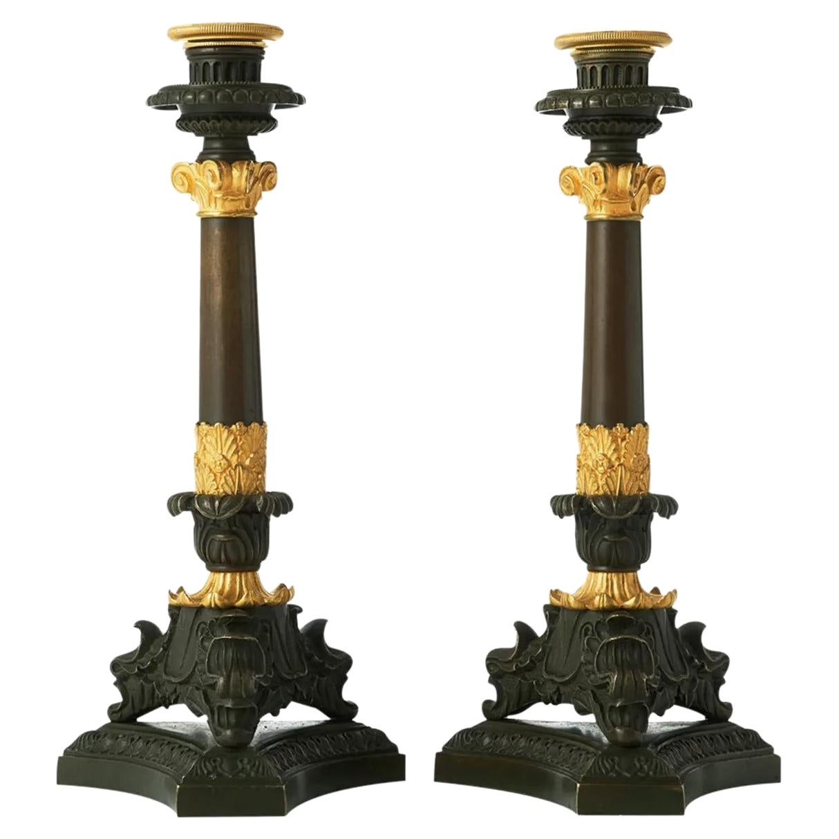 Paar antike französische Empire-Kerzenständer aus vergoldeter Bronze aus dem 19. Jahrhundert im Angebot
