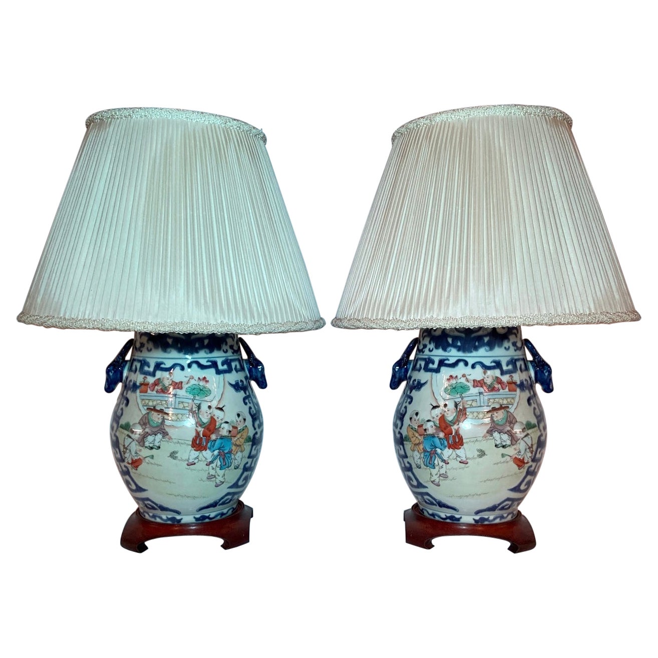 Paar chinesische "Famille Rose"-Porzellanlampen aus Nachlass, um 1950 im Angebot
