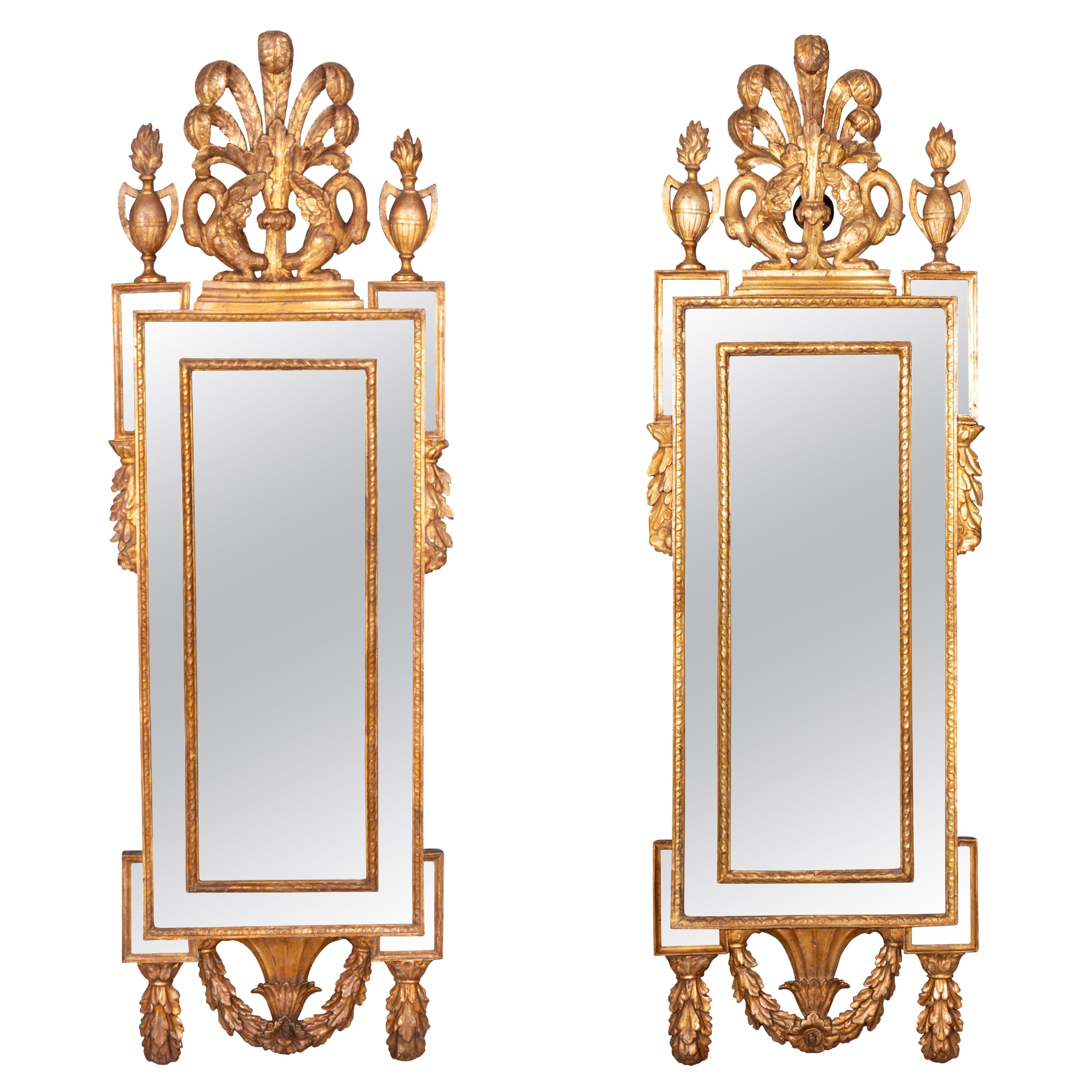 Paire de miroirs italiens néoclassiques en bois doré de style néoclassique