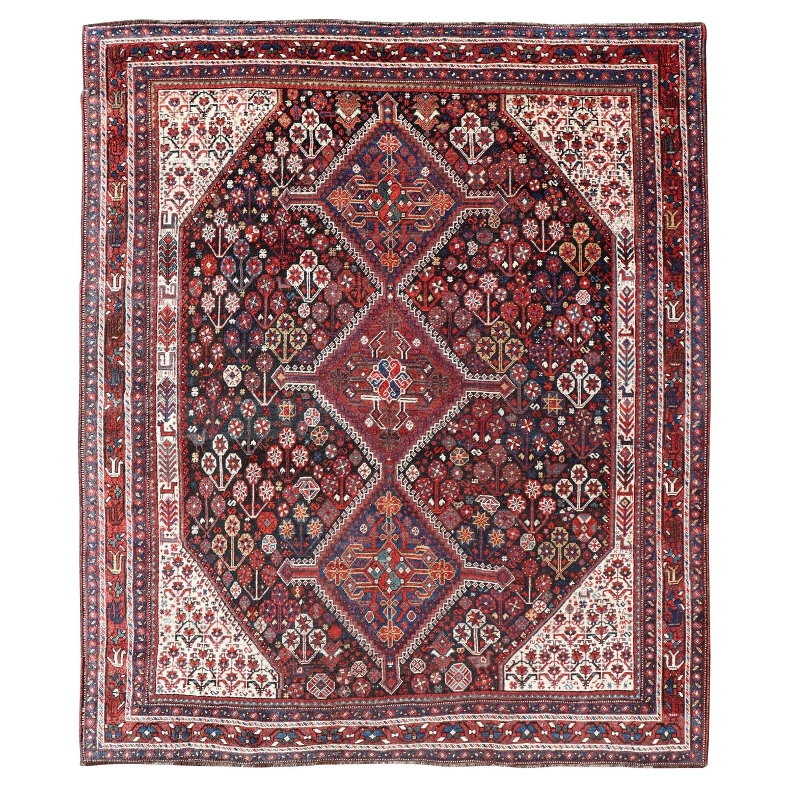 Tapis persan Qashqai ancien noué à la main en laine avec motif tribal sur toute sa surface en vente