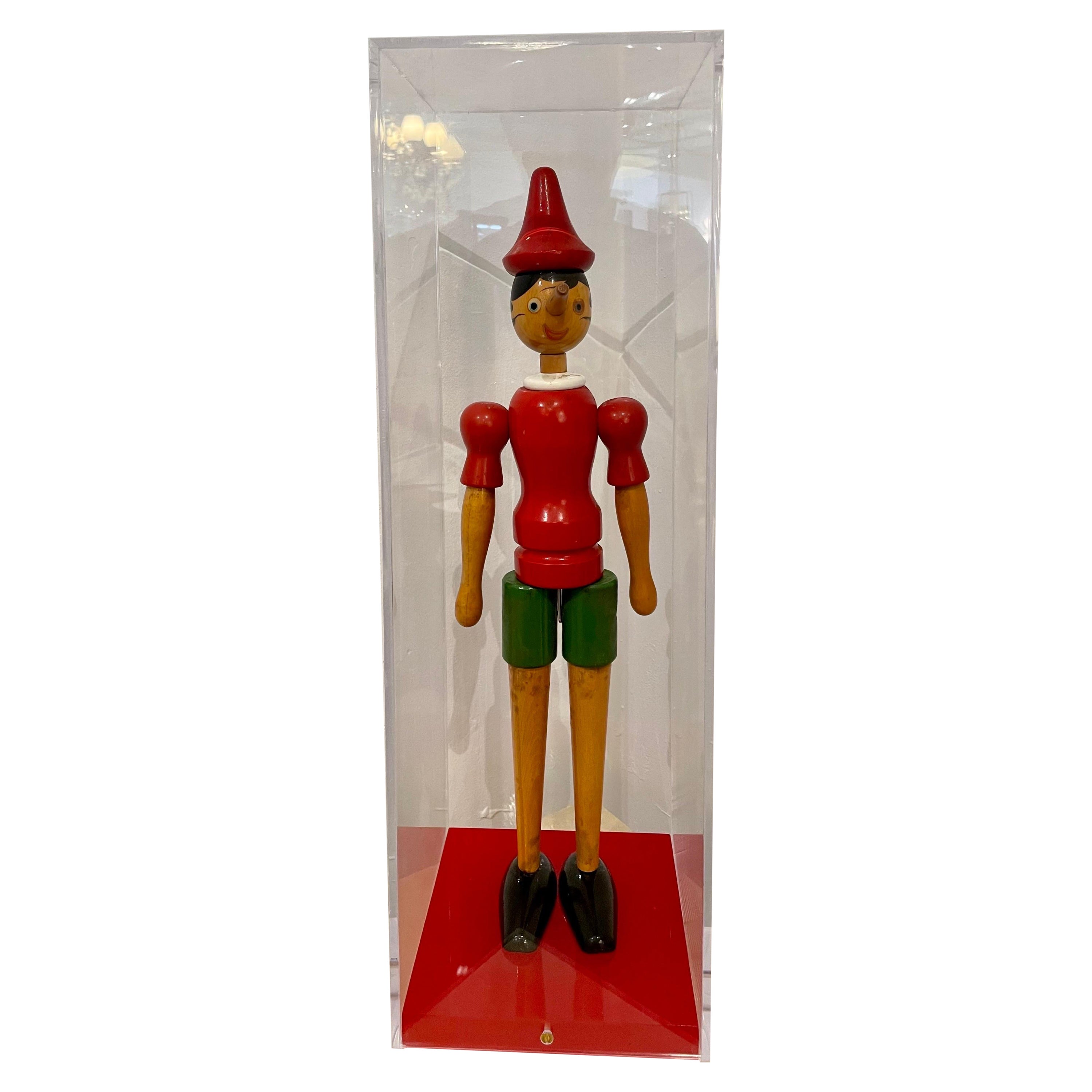 Jouet Pinocchio italien ancien en bois dans une boîte d'exposition personnalisée en lucite