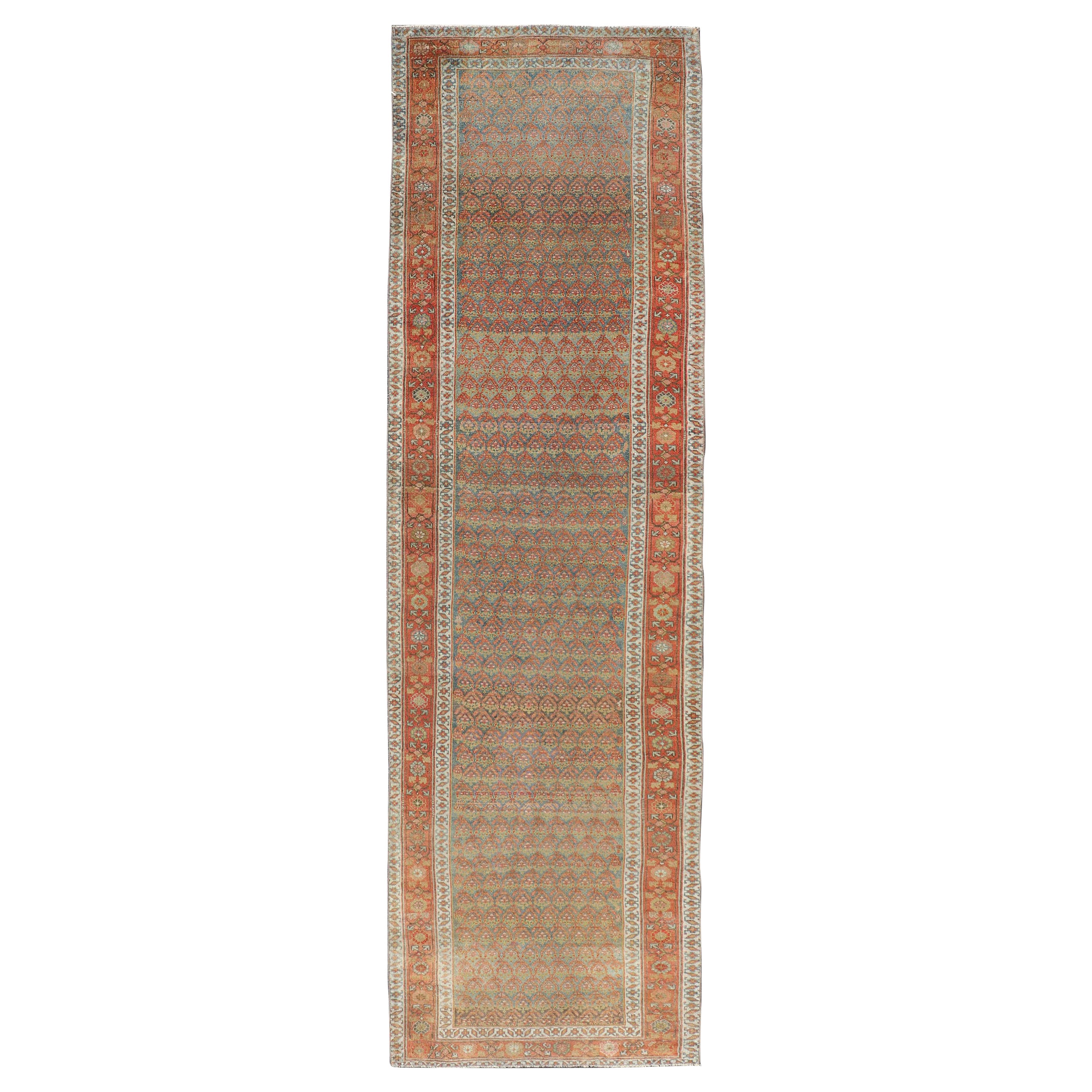 Tapis de couloir persan ancien Hamadan Gallery en laine avec motif tribal sur toute sa surface