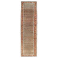 Tapis de couloir persan ancien Hamadan Gallery en laine avec motif tribal sur toute sa surface