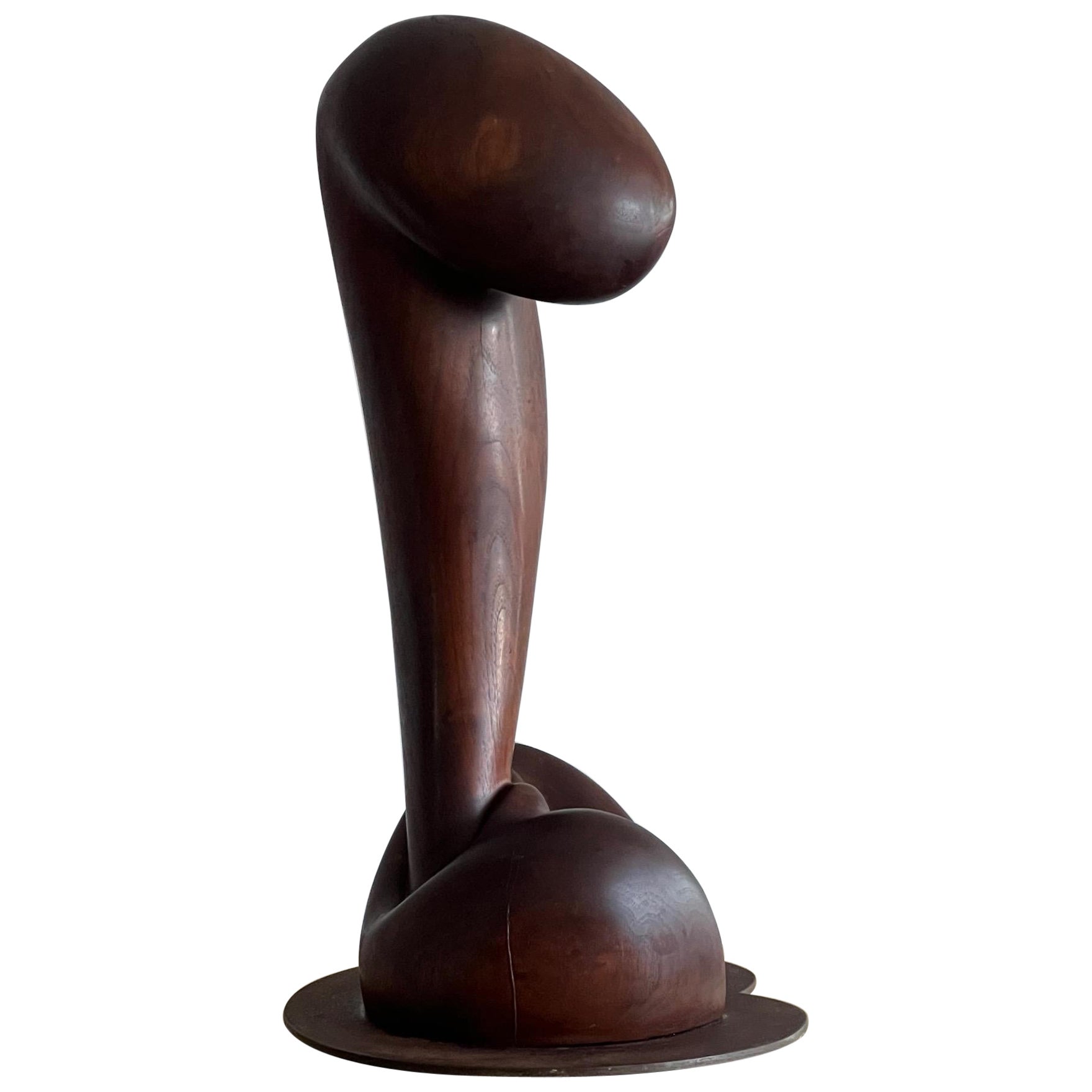 Figurative Skulptur aus Nussbaumholz