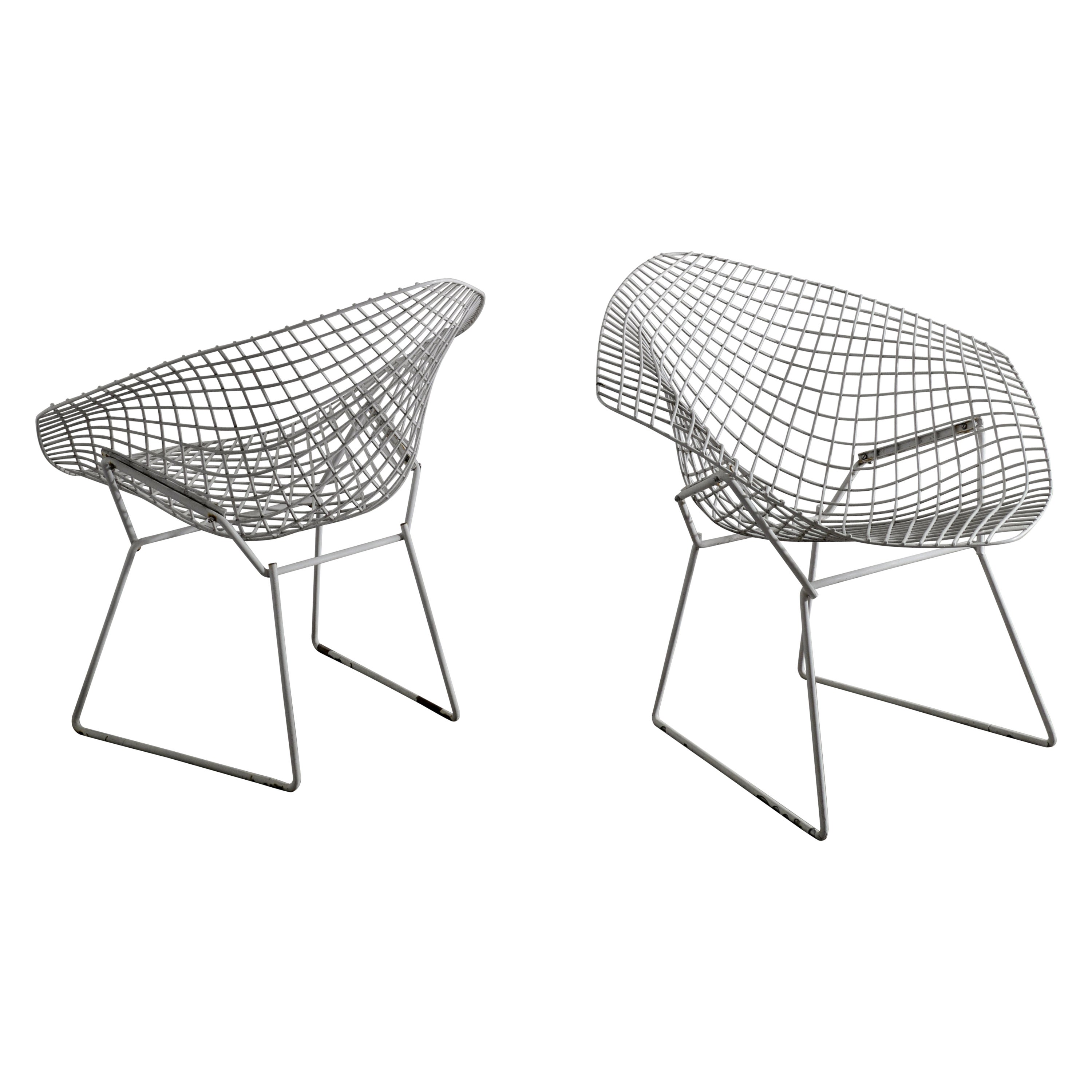 Paire de chaises blanches Harry Bertoia "Diamond Chairs" produites par Knoll, années 1950