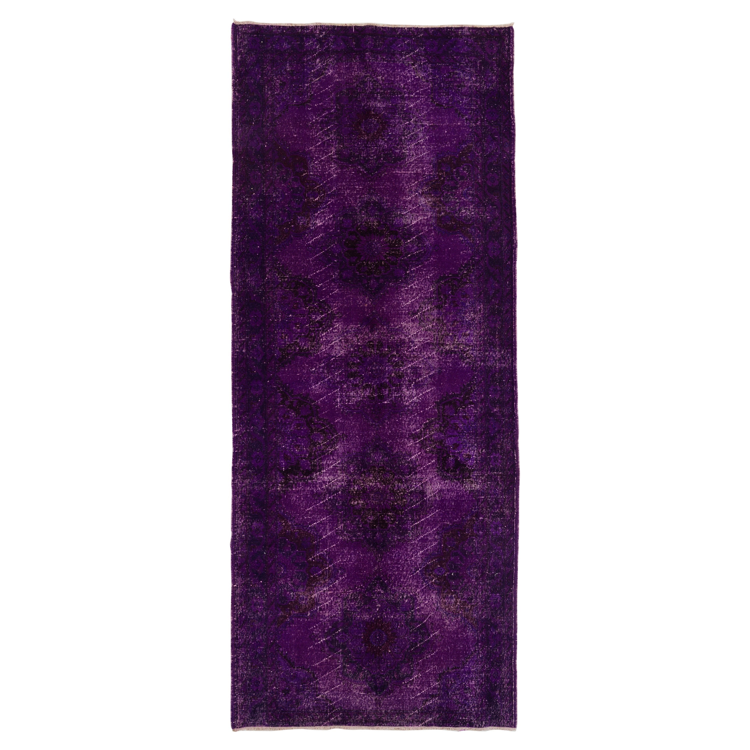 Tapis de couloir vintage en laine turque fait à la main et teinté à la main en violet