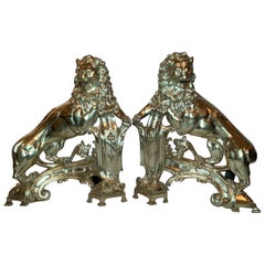 Paar antike französische figurale Löwen-Feuerböcke aus Goldbronze des 19. Jahrhunderts