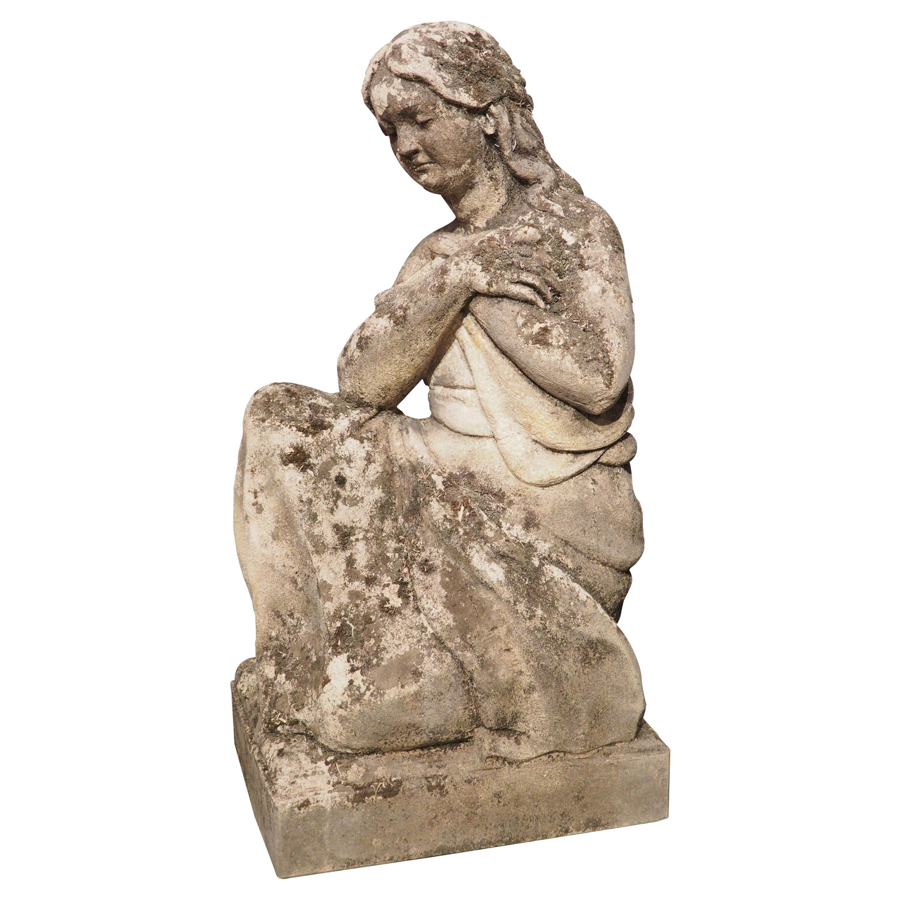Statue italienne en pierre calcaire finement sculptée d'une femme tenant un oiseau