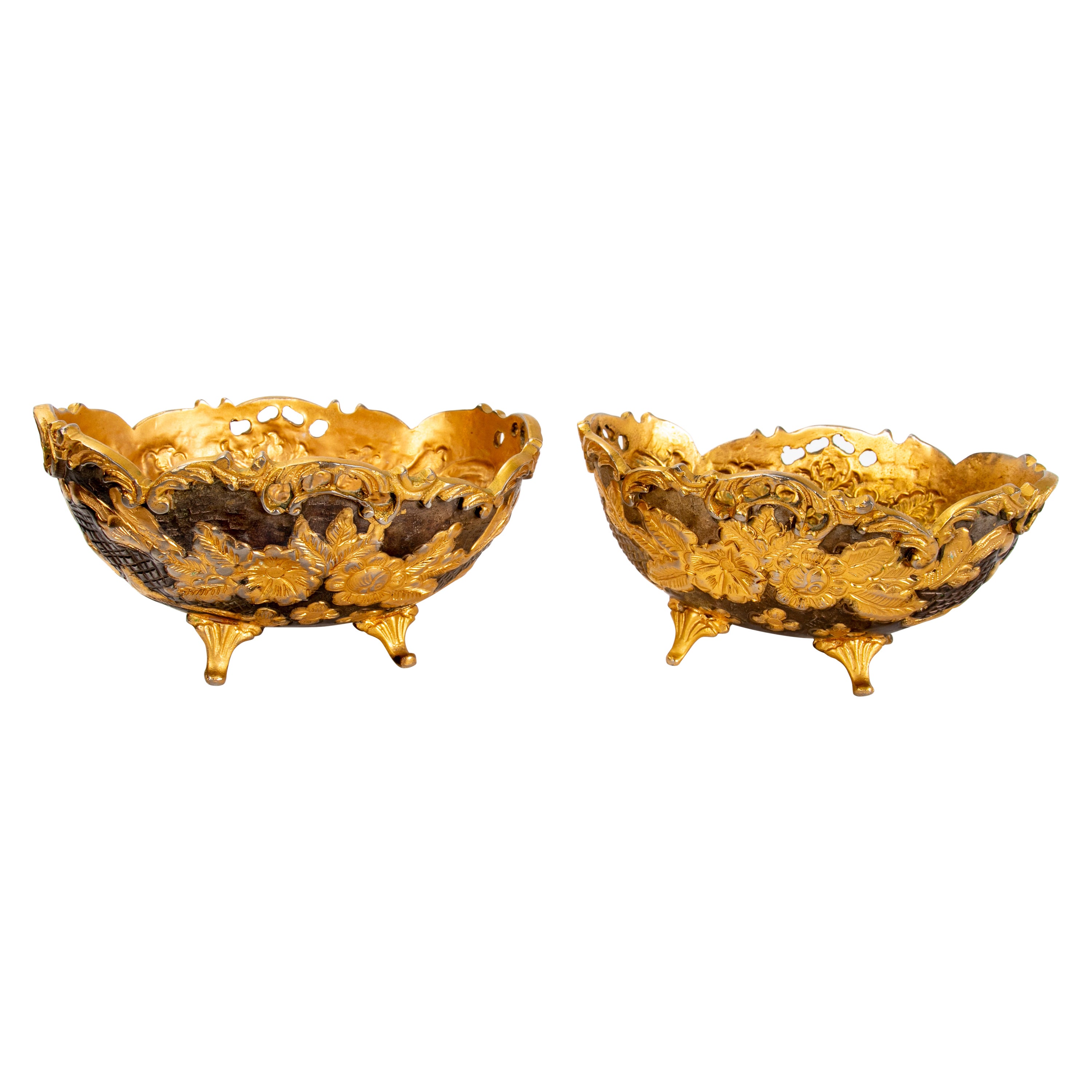 Paar Metalltabletts in goldener Farbe mit Blumendekoration im Angebot