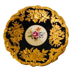 Assiette de présentation Meissen Cobalt avec fleurs dorées en relief, feuilles et bordure cannelée dorée