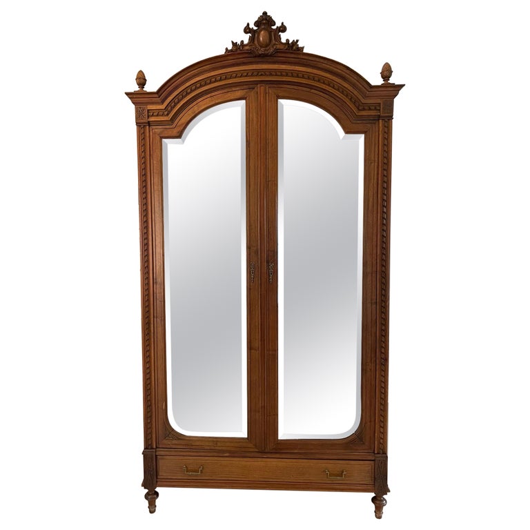 Ancienne armoire victorienne française en noyer sculpté de qualité sur