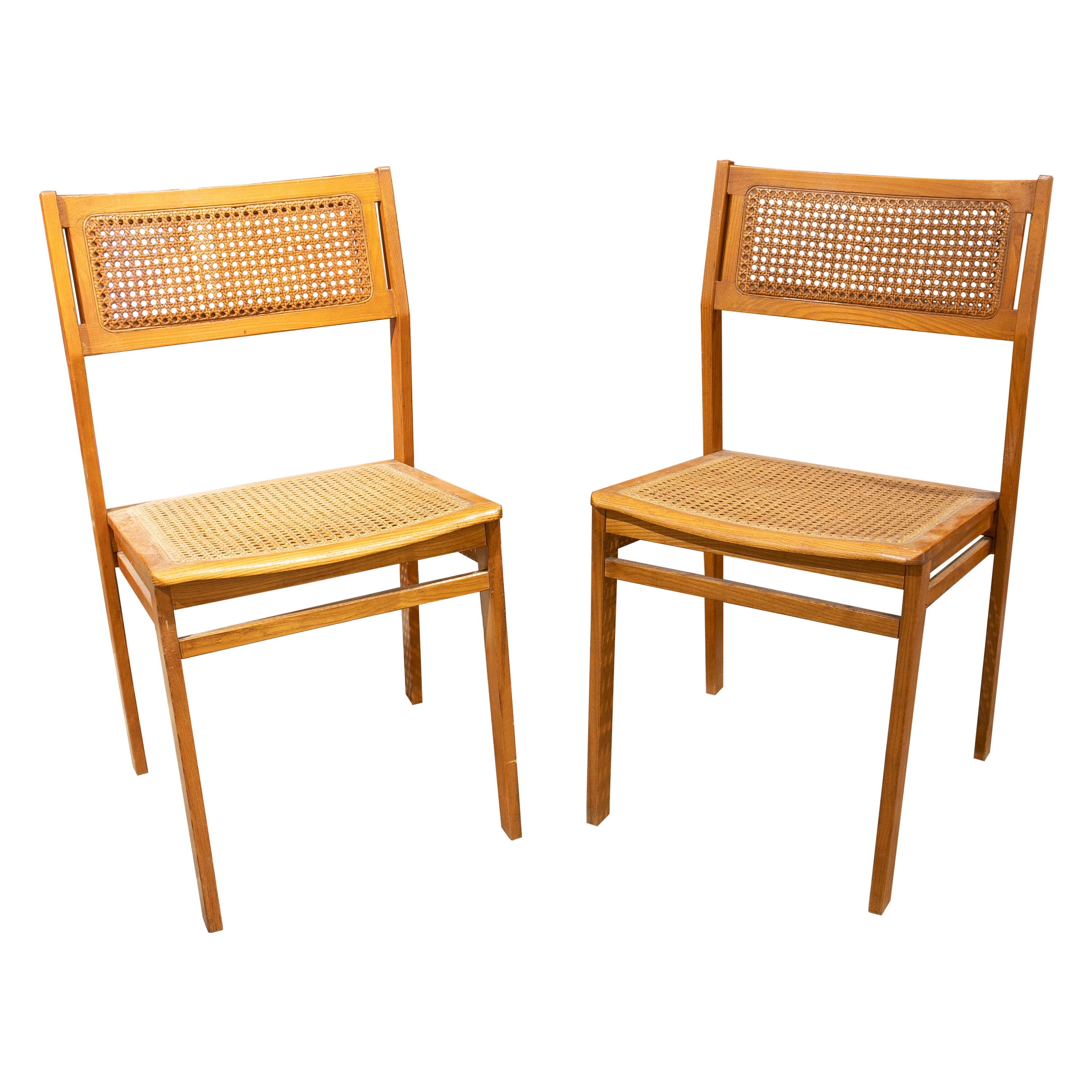 Schwedisches Paar Holzstühle aus den 1970er Jahren mit Sitz und Rückenlehne aus Korbweide im Angebot
