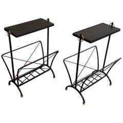 Paire de tables d'appoint en métal laqué noir, faux cuir et laiton de Jacques Adnet