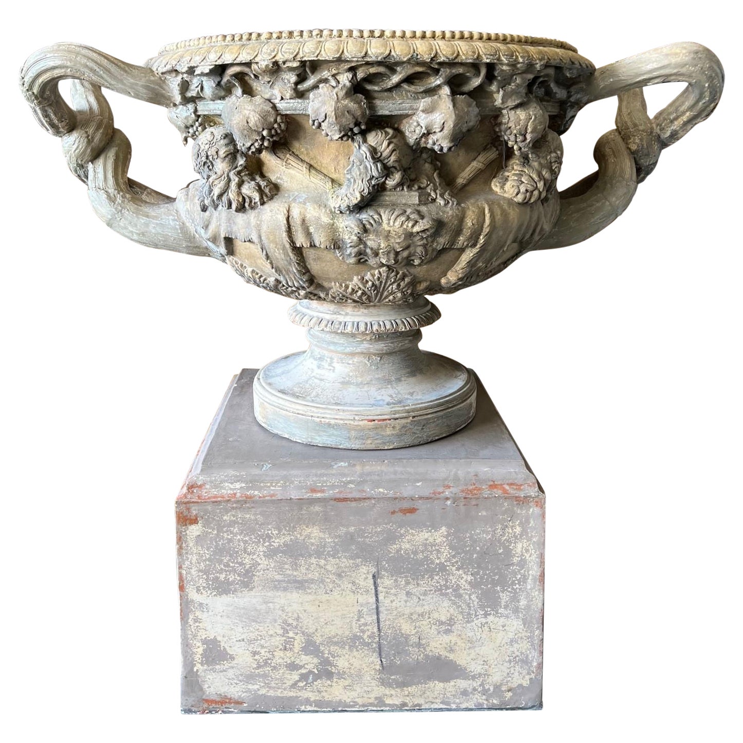  Monumentale Terrakotta-Urne des 20. Jahrhunderts mit großen Henkeln auf einem Sockel im Angebot