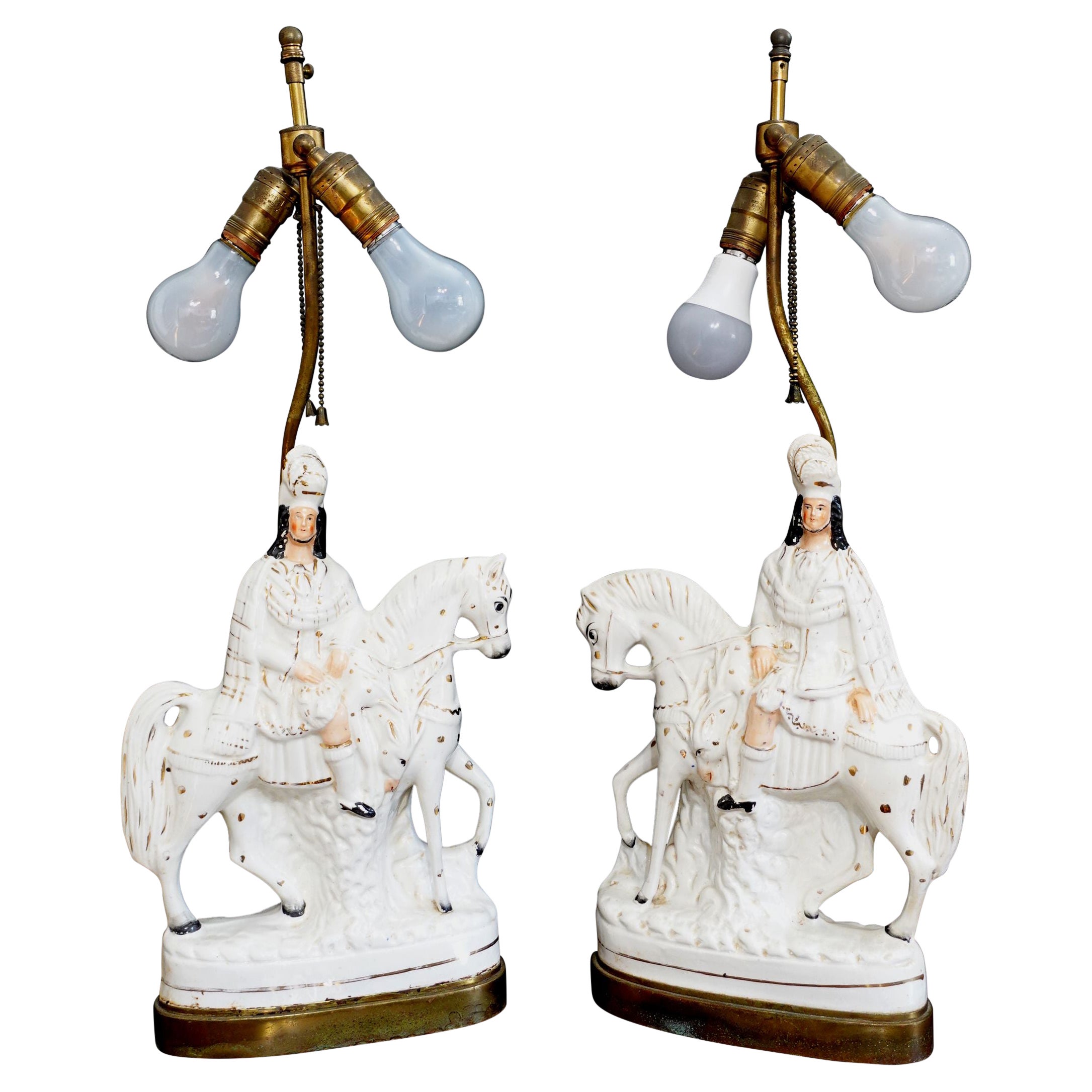 Paire de lampes de bureau du 19ème siècle avec figures de chasseurs des Highlands écossais et de Staffordshire
