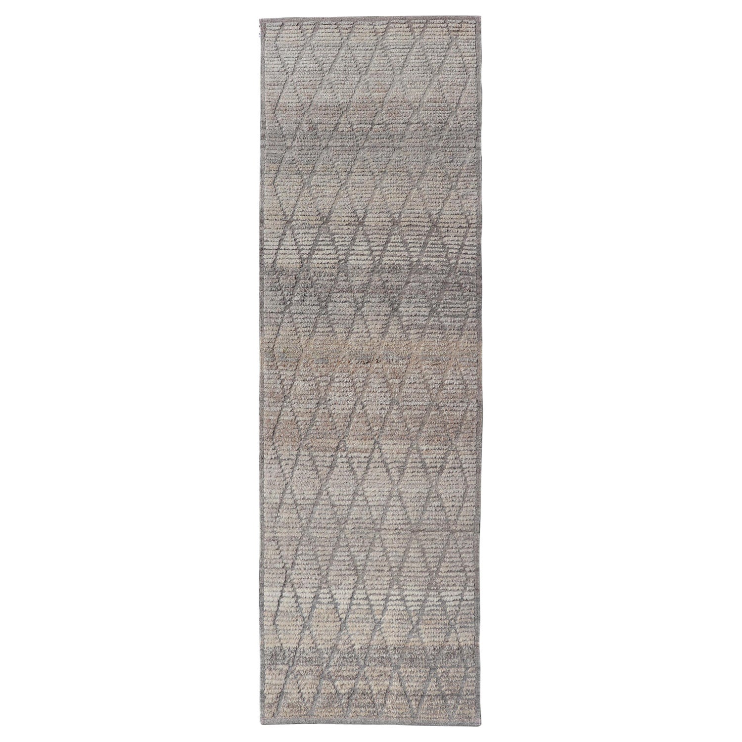 Moderner moderner handgeknüpfter marokkanischer Teppich mit Diamantmuster in Grau und neutralen Tönen im Angebot