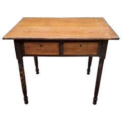 Petite table d'appoint en bois de ferme du 19ème siècle avec deux tiroirs