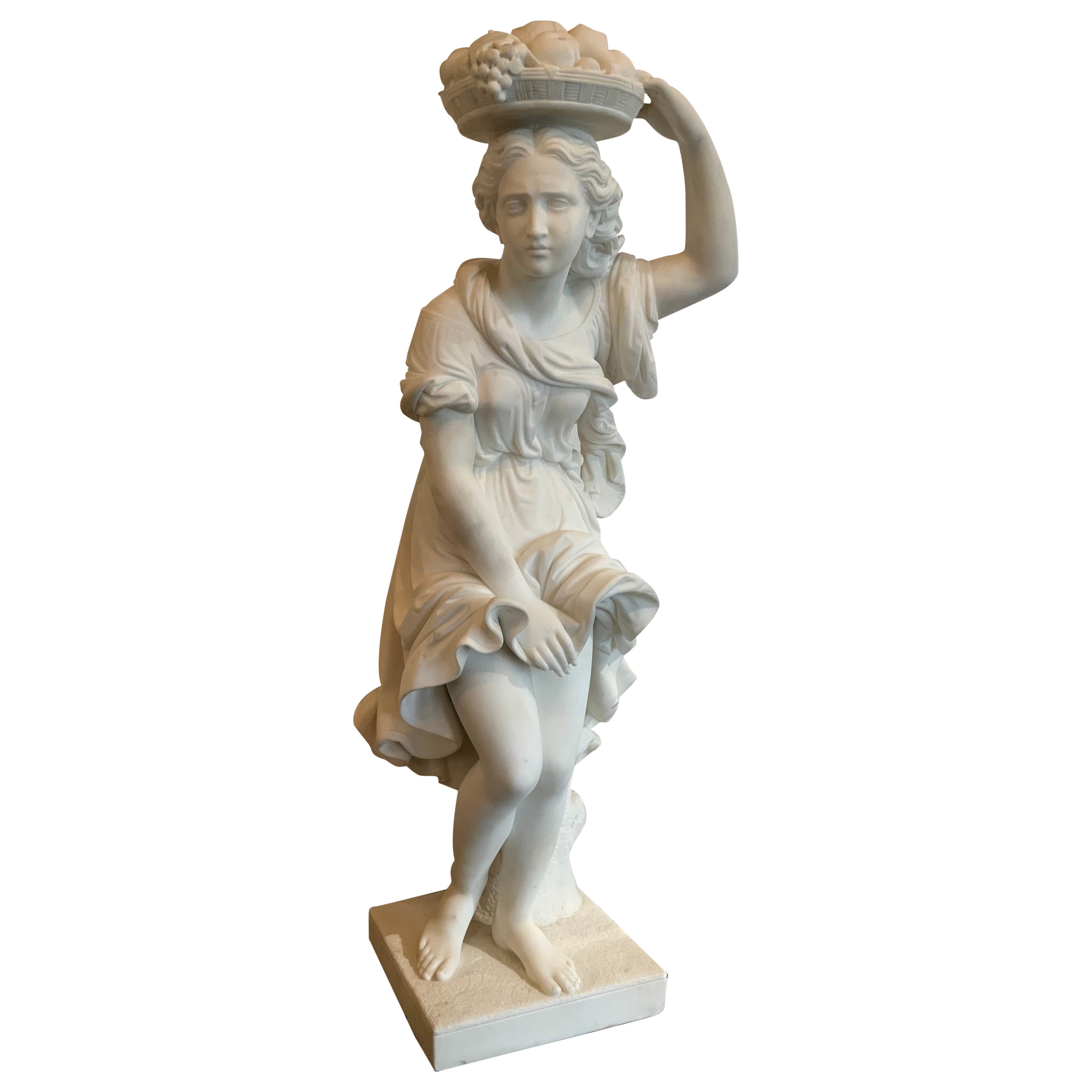 Sculpture italienne en marbre sculptée à la main d'une jeune fille tenant un panier de fruits 