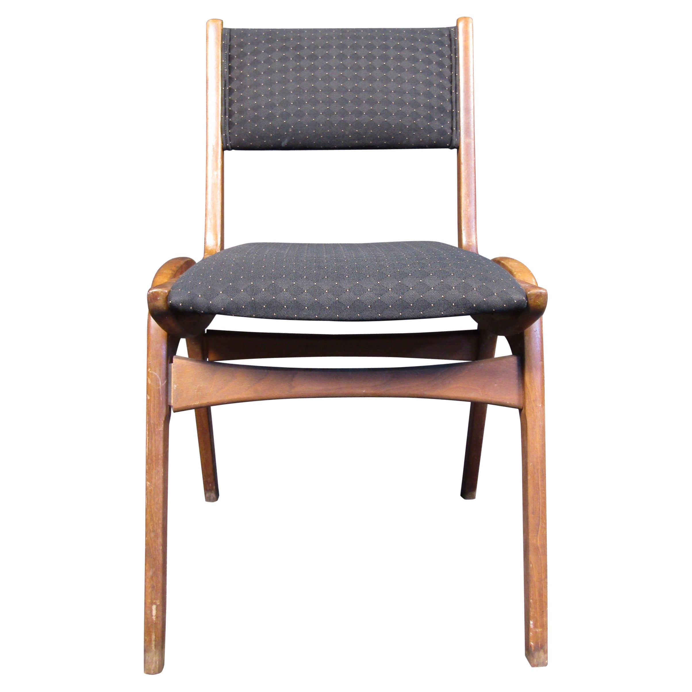 Questa bellissima poltrona da salotto in stile Mid-Century Modern è caratterizzata da una struttura in legno di noce e da una seduta imbottita con schienale alto. Un'aggiunta straordinaria alla zona salotto di casa o dell'ufficio. Conferma la
