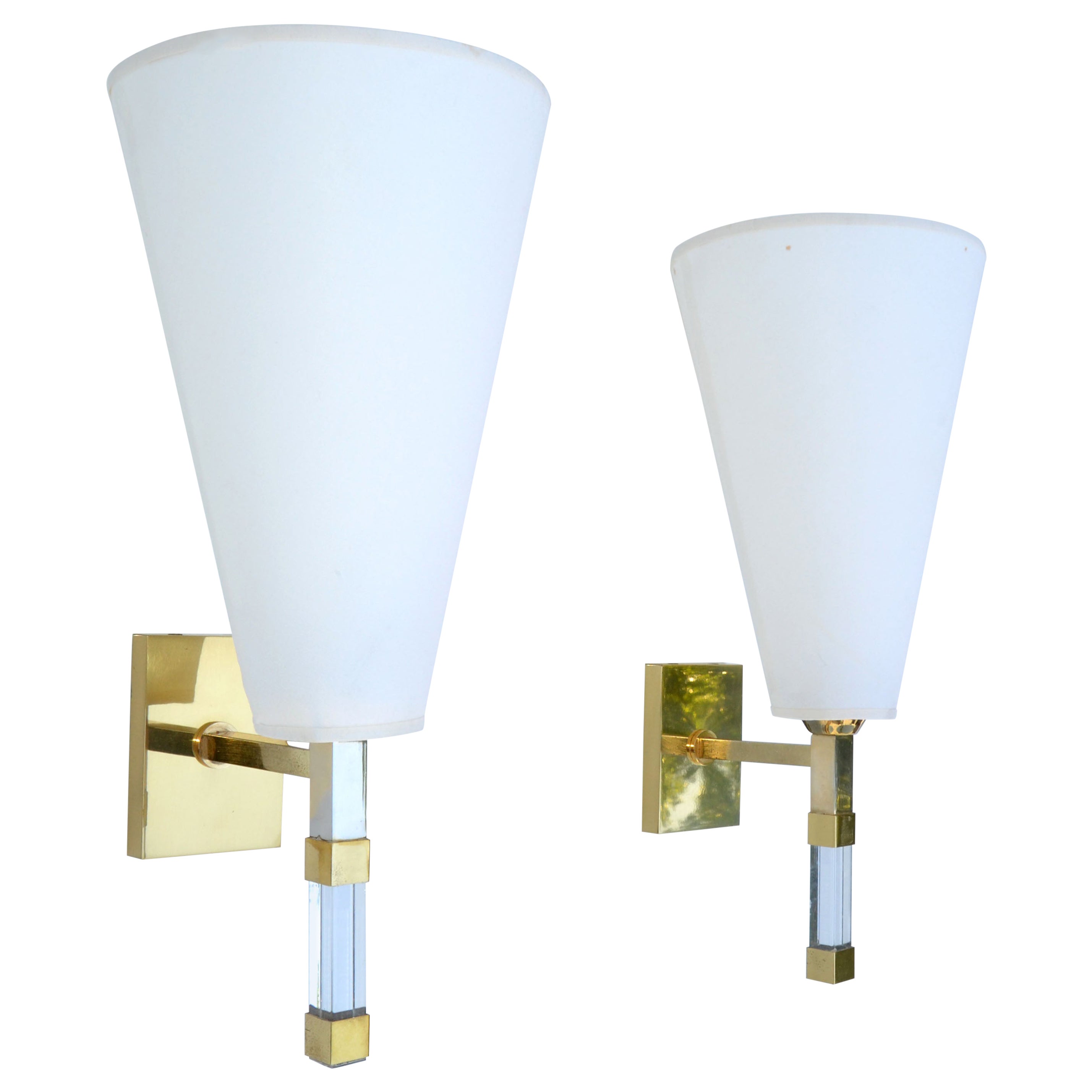 Coppia di lampade Romeo Rega in lucite e ottone con paralumi a cono in stile metà del secolo scorso.