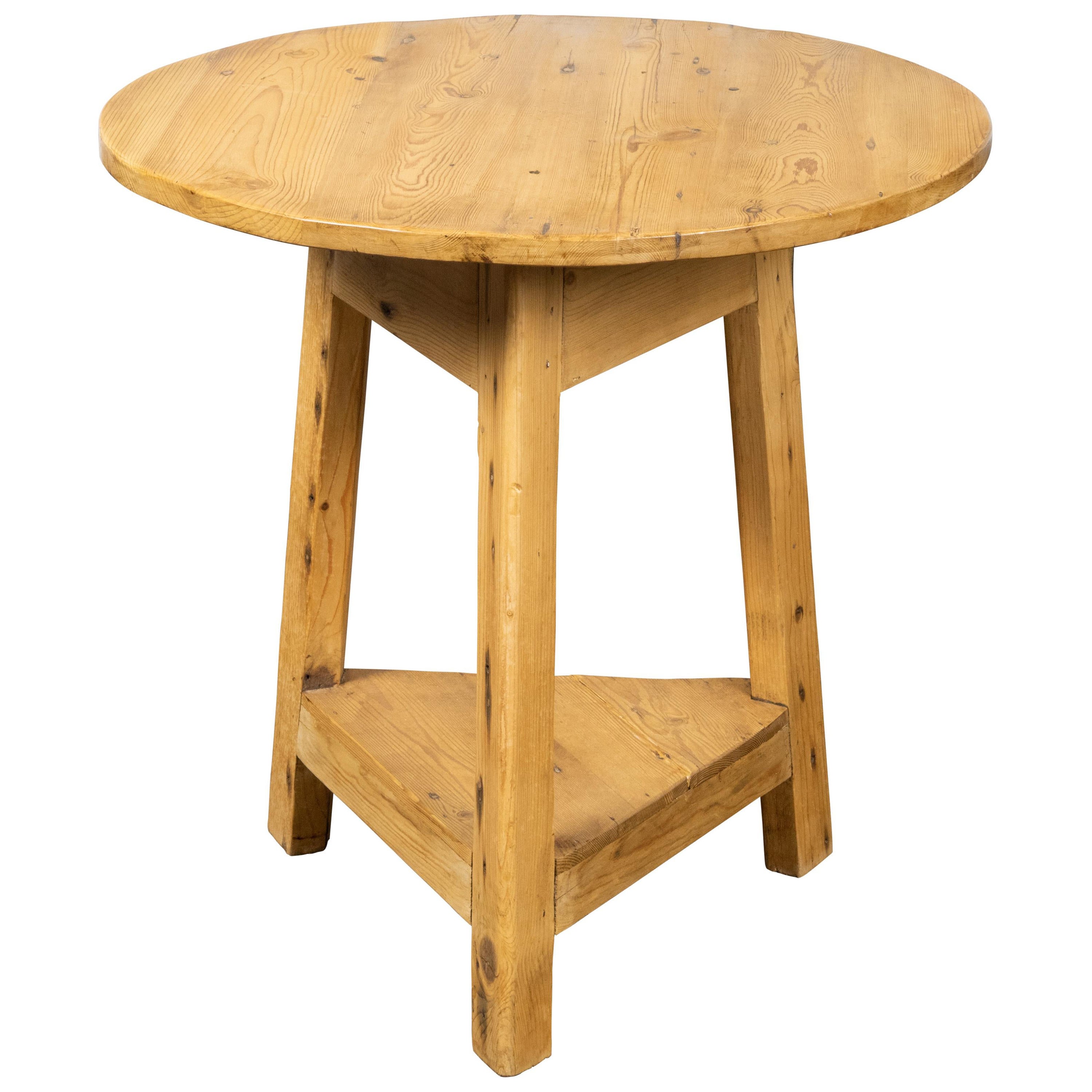 Englischer Crickettisch aus Kiefernholz mit runder Platte und dreieckigem Regal aus dem 19. Jahrhundert