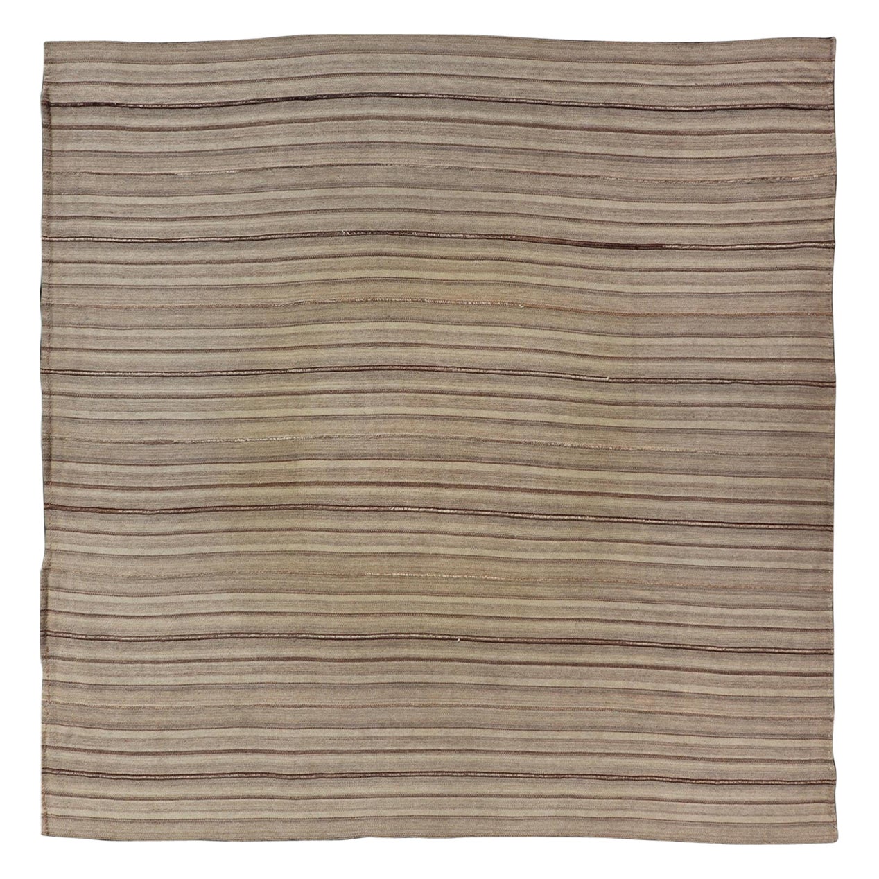 Quadratischer antiker handgewebter persischer Kelim-Teppich aus Wolle mit gestreiftem Muster 