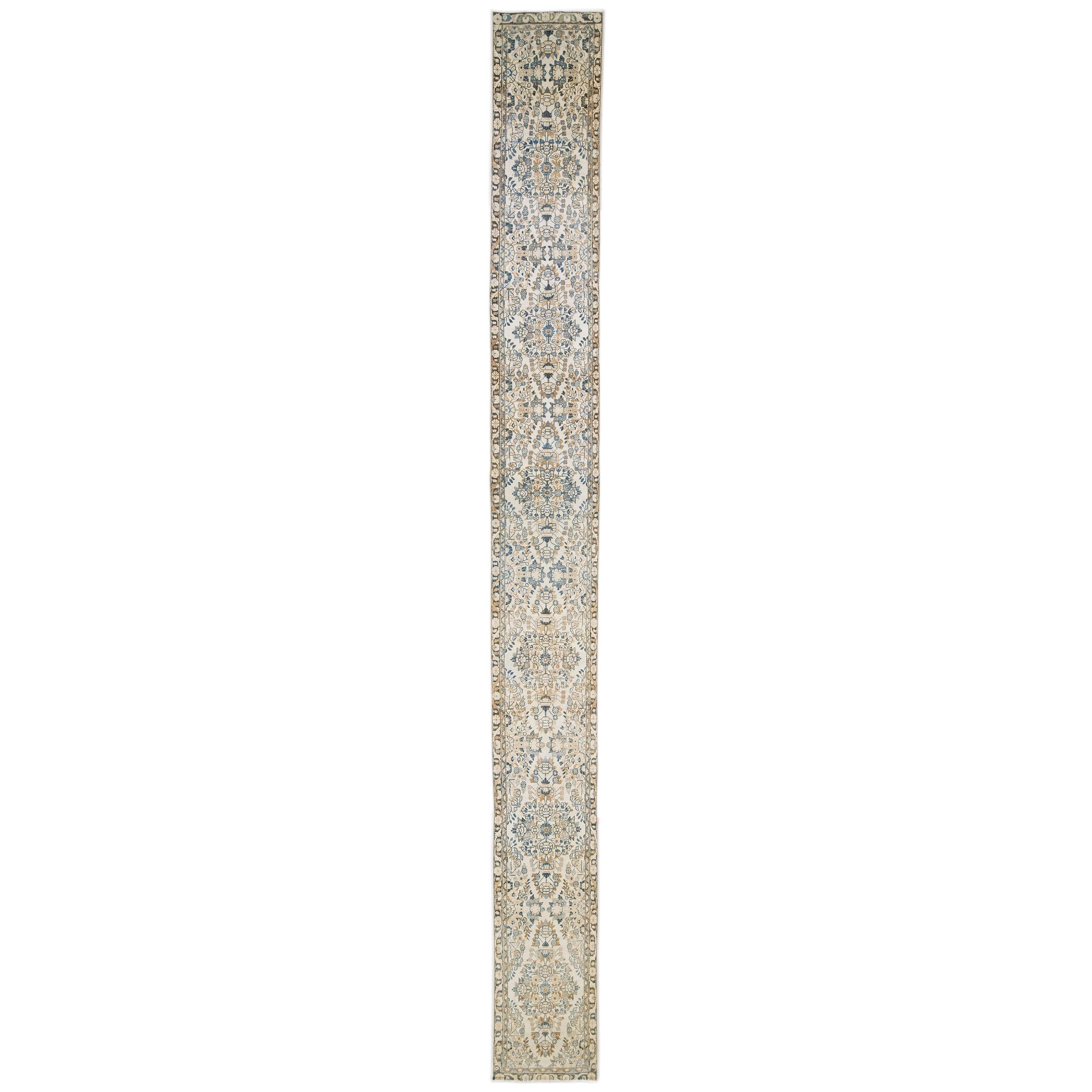 Long tapis de couloir persan ancien Heriz en laine beige à motifs floraux faits à la main en vente