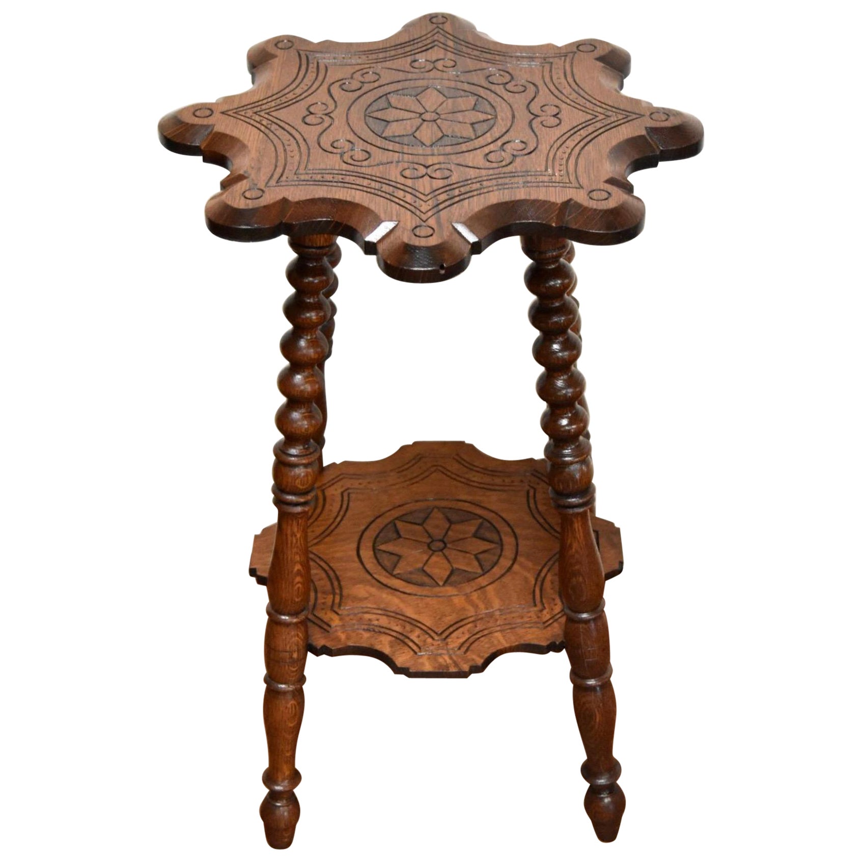 Table d'appoint ancienne en chêne avec étoile occidentale en vente